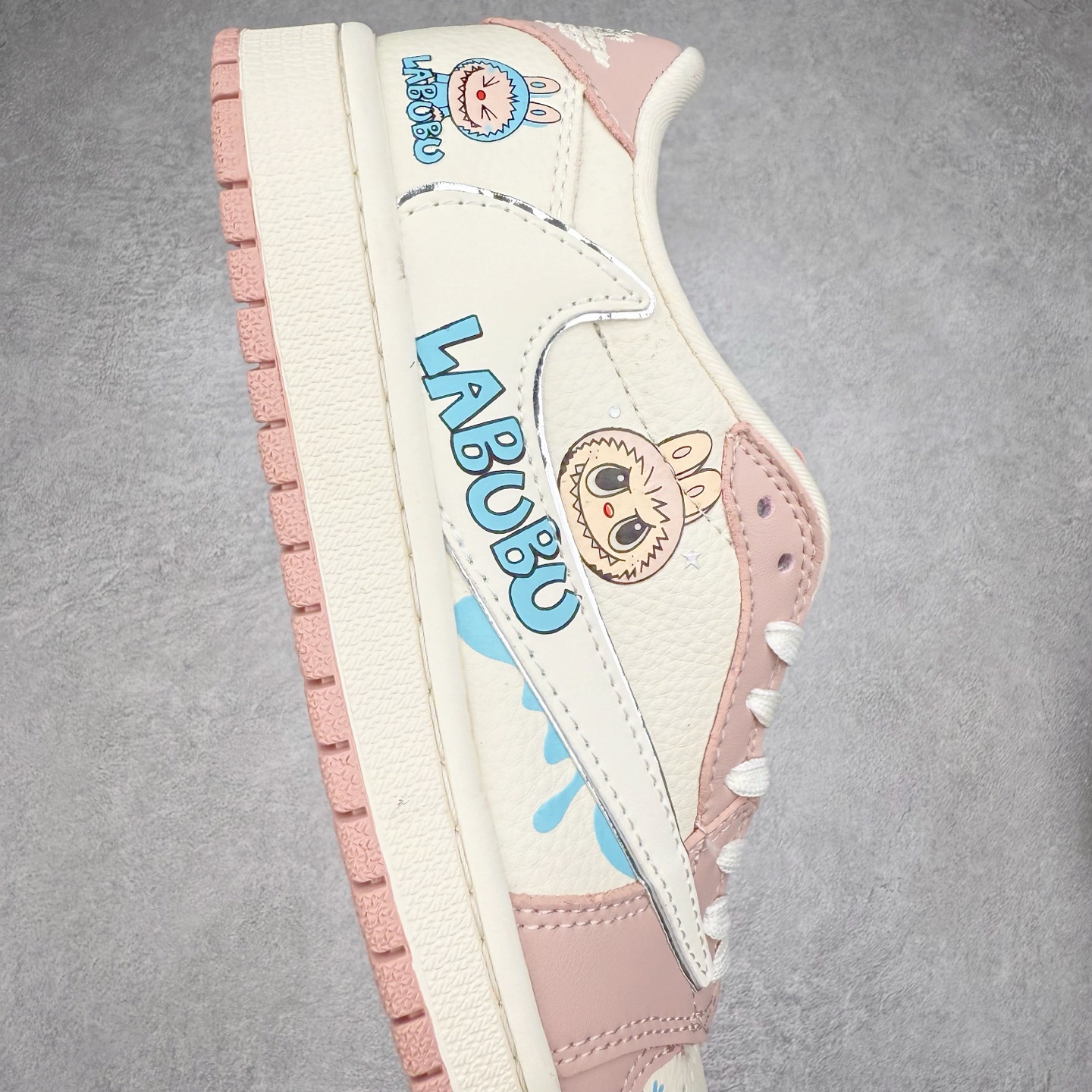 图片[6]-TS x Air Jordan AJ1 Low 倒钩低帮联名定制配色 XB1979-011 原厂内置气垫魔块 A模大底 头层小牛皮 鞋舌AJ原厂专用牛津布+AJ专用反口珍珠布+原厂无杂质高弹内里海棉+特殊封边弹力鞋带 实拍调校N版已经零色差零失真 百分百还原实物色彩所见即所得 不存在货不对板色差等低级问题 选购参考实物拍摄 不混卖不参货 只用心做好货严格选品 承诺混一赔十 尺码：36 36.5 37.5 38 38.5 39 40 40.5 41 42 42.5 43 44 44.5 45-选品中心