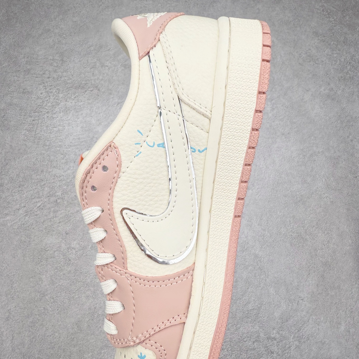 图片[7]-TS x Air Jordan AJ1 Low 倒钩低帮联名定制配色 XB1979-011 原厂内置气垫魔块 A模大底 头层小牛皮 鞋舌AJ原厂专用牛津布+AJ专用反口珍珠布+原厂无杂质高弹内里海棉+特殊封边弹力鞋带 实拍调校N版已经零色差零失真 百分百还原实物色彩所见即所得 不存在货不对板色差等低级问题 选购参考实物拍摄 不混卖不参货 只用心做好货严格选品 承诺混一赔十 尺码：36 36.5 37.5 38 38.5 39 40 40.5 41 42 42.5 43 44 44.5 45-选品中心