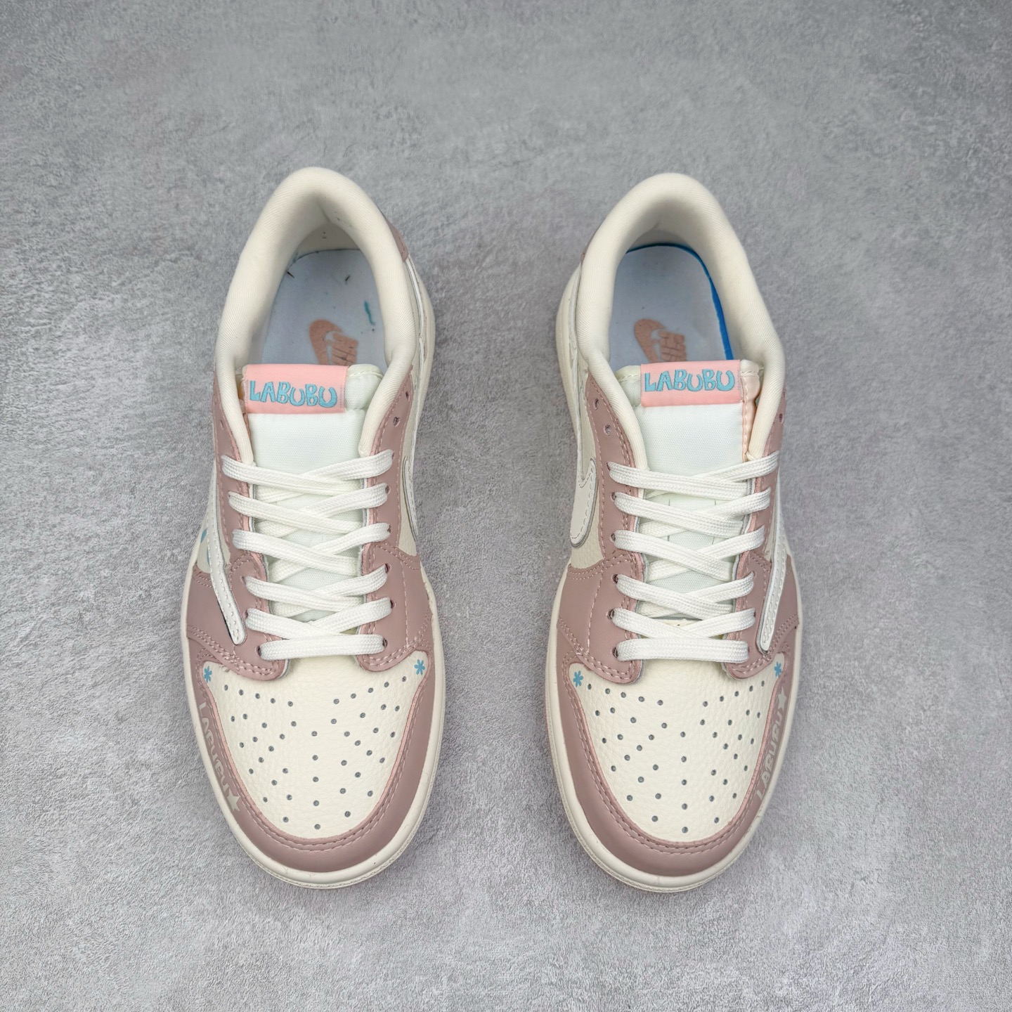 图片[2]-TS x Air Jordan AJ1 Low 倒钩低帮联名定制配色 XB1979-011 原厂内置气垫魔块 A模大底 头层小牛皮 鞋舌AJ原厂专用牛津布+AJ专用反口珍珠布+原厂无杂质高弹内里海棉+特殊封边弹力鞋带 实拍调校N版已经零色差零失真 百分百还原实物色彩所见即所得 不存在货不对板色差等低级问题 选购参考实物拍摄 不混卖不参货 只用心做好货严格选品 承诺混一赔十 尺码：36 36.5 37.5 38 38.5 39 40 40.5 41 42 42.5 43 44 44.5 45-选品中心