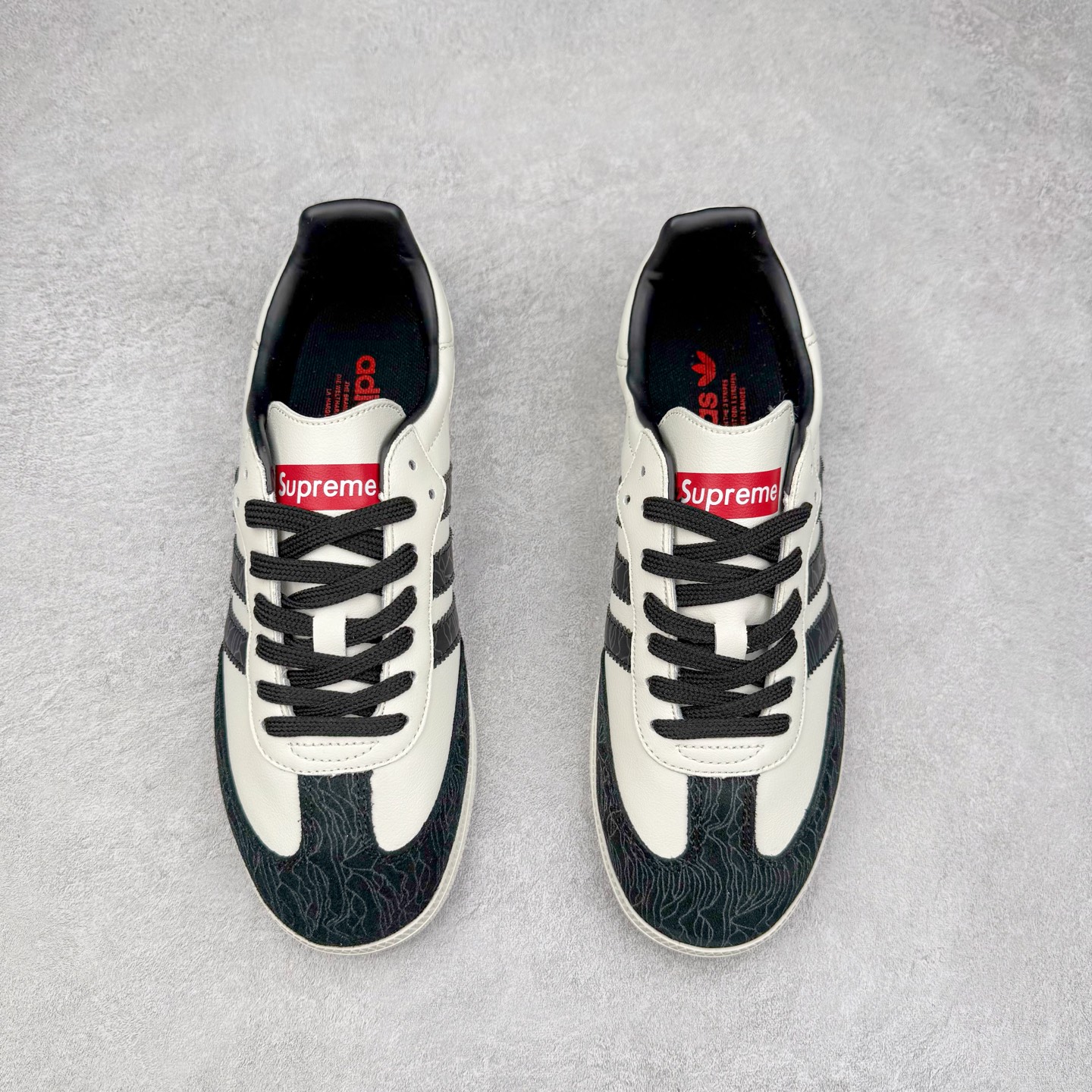 图片[2]-＃C2 AD Original Samba OG 复古经典轻便板鞋 定制配色 GJ75807 这款桑巴鞋展示了高质量的工艺 带有装饰的超锁缝制和无缝的手感 柔软、柔软的皮革造型和标志性的3条纹完成了精致的外观 正规合身鞋带 鞋面上有绒面鞋垫 橡胶鞋底 享受正畸套筒软感 自50年代首次亮相以来就一直在赢得粉丝的青睐 尺码：36 36.5 37.5 38 38.5 39 40 40.5 41 42 42.5 43 44 44.5 45-选品中心