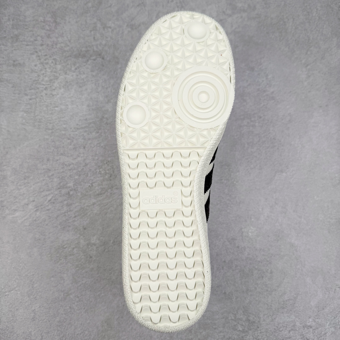 图片[9]-＃C2 AD Original Samba OG 复古经典轻便板鞋 定制配色 GJ75807 这款桑巴鞋展示了高质量的工艺 带有装饰的超锁缝制和无缝的手感 柔软、柔软的皮革造型和标志性的3条纹完成了精致的外观 正规合身鞋带 鞋面上有绒面鞋垫 橡胶鞋底 享受正畸套筒软感 自50年代首次亮相以来就一直在赢得粉丝的青睐 尺码：36 36.5 37.5 38 38.5 39 40 40.5 41 42 42.5 43 44 44.5 45-选品中心