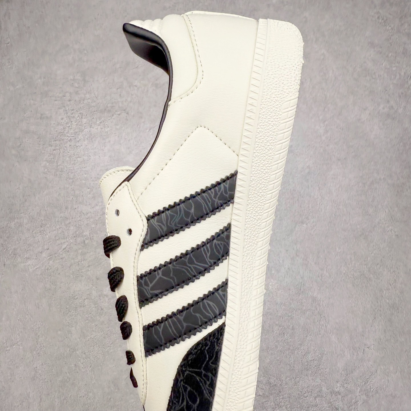 图片[7]-＃C2 AD Original Samba OG 复古经典轻便板鞋 定制配色 GJ75807 这款桑巴鞋展示了高质量的工艺 带有装饰的超锁缝制和无缝的手感 柔软、柔软的皮革造型和标志性的3条纹完成了精致的外观 正规合身鞋带 鞋面上有绒面鞋垫 橡胶鞋底 享受正畸套筒软感 自50年代首次亮相以来就一直在赢得粉丝的青睐 尺码：36 36.5 37.5 38 38.5 39 40 40.5 41 42 42.5 43 44 44.5 45-选品中心