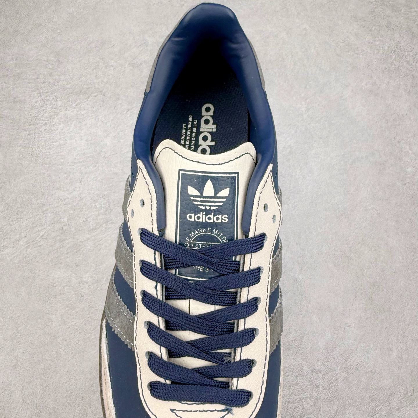 图片[5]-＃C2 AD Original Samba OG 复古经典轻便板鞋 定制配色 DX0007 这款桑巴鞋展示了高质量的工艺 带有装饰的超锁缝制和无缝的手感 柔软、柔软的皮革造型和标志性的3条纹完成了精致的外观 正规合身鞋带 鞋面上有绒面鞋垫 橡胶鞋底 享受正畸套筒软感 自50年代首次亮相以来就一直在赢得粉丝的青睐 尺码：36 36.5 37.5 38 38.5 39 40 40.5 41 42 42.5 43 44 44.5 45-选品中心