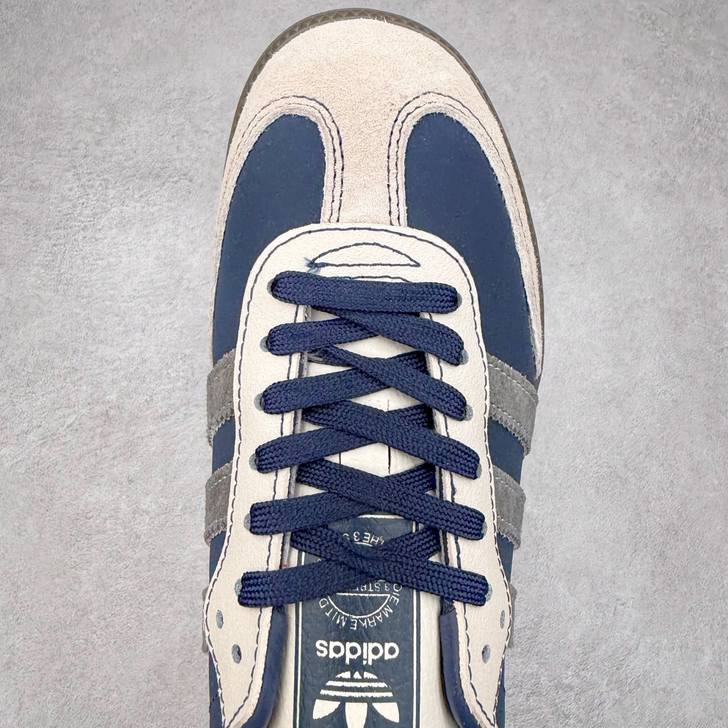 图片[4]-＃C2 AD Original Samba OG 复古经典轻便板鞋 定制配色 DX0007 这款桑巴鞋展示了高质量的工艺 带有装饰的超锁缝制和无缝的手感 柔软、柔软的皮革造型和标志性的3条纹完成了精致的外观 正规合身鞋带 鞋面上有绒面鞋垫 橡胶鞋底 享受正畸套筒软感 自50年代首次亮相以来就一直在赢得粉丝的青睐 尺码：36 36.5 37.5 38 38.5 39 40 40.5 41 42 42.5 43 44 44.5 45-选品中心