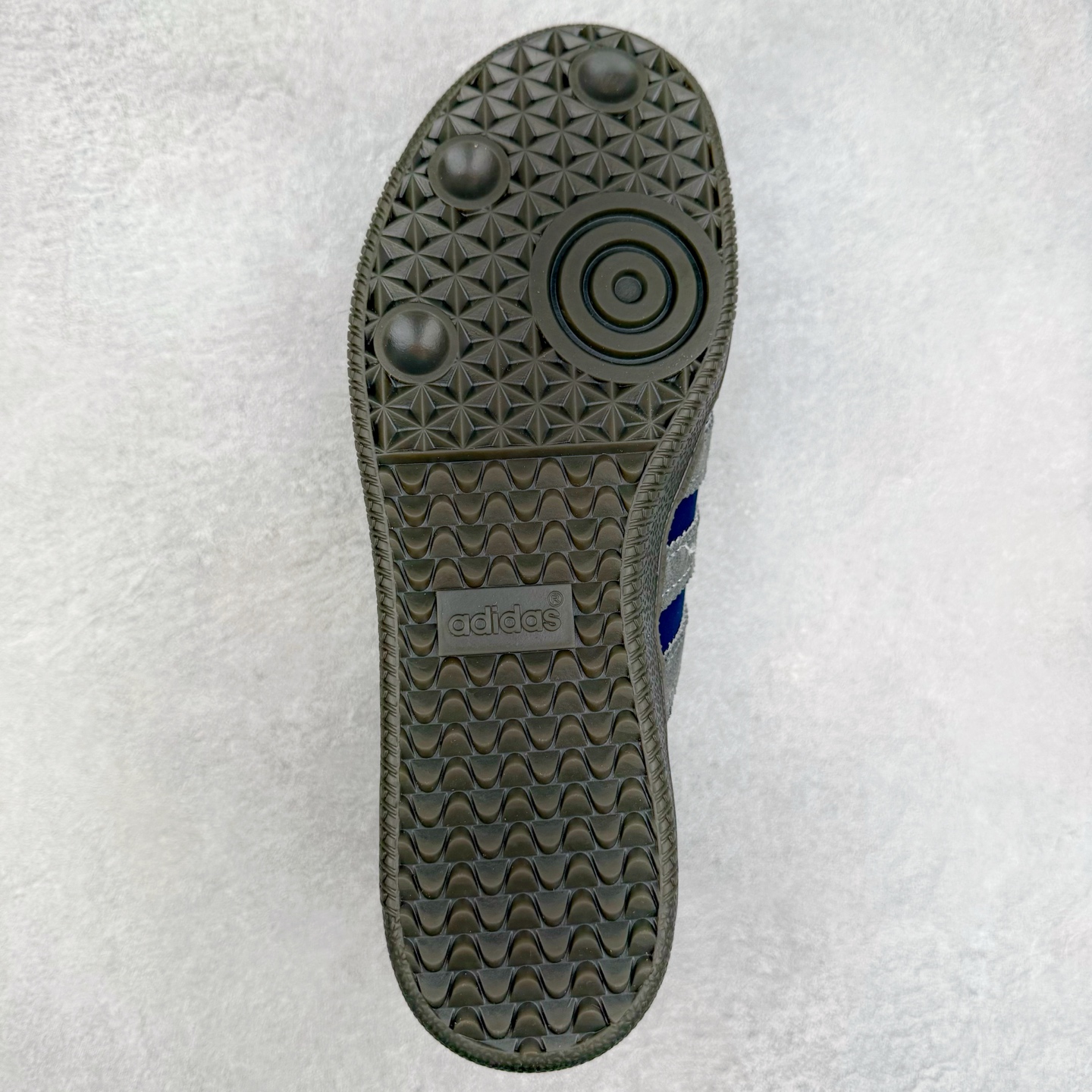 图片[9]-＃C2 AD Original Samba OG 复古经典轻便板鞋 定制配色 DX0007 这款桑巴鞋展示了高质量的工艺 带有装饰的超锁缝制和无缝的手感 柔软、柔软的皮革造型和标志性的3条纹完成了精致的外观 正规合身鞋带 鞋面上有绒面鞋垫 橡胶鞋底 享受正畸套筒软感 自50年代首次亮相以来就一直在赢得粉丝的青睐 尺码：36 36.5 37.5 38 38.5 39 40 40.5 41 42 42.5 43 44 44.5 45-选品中心