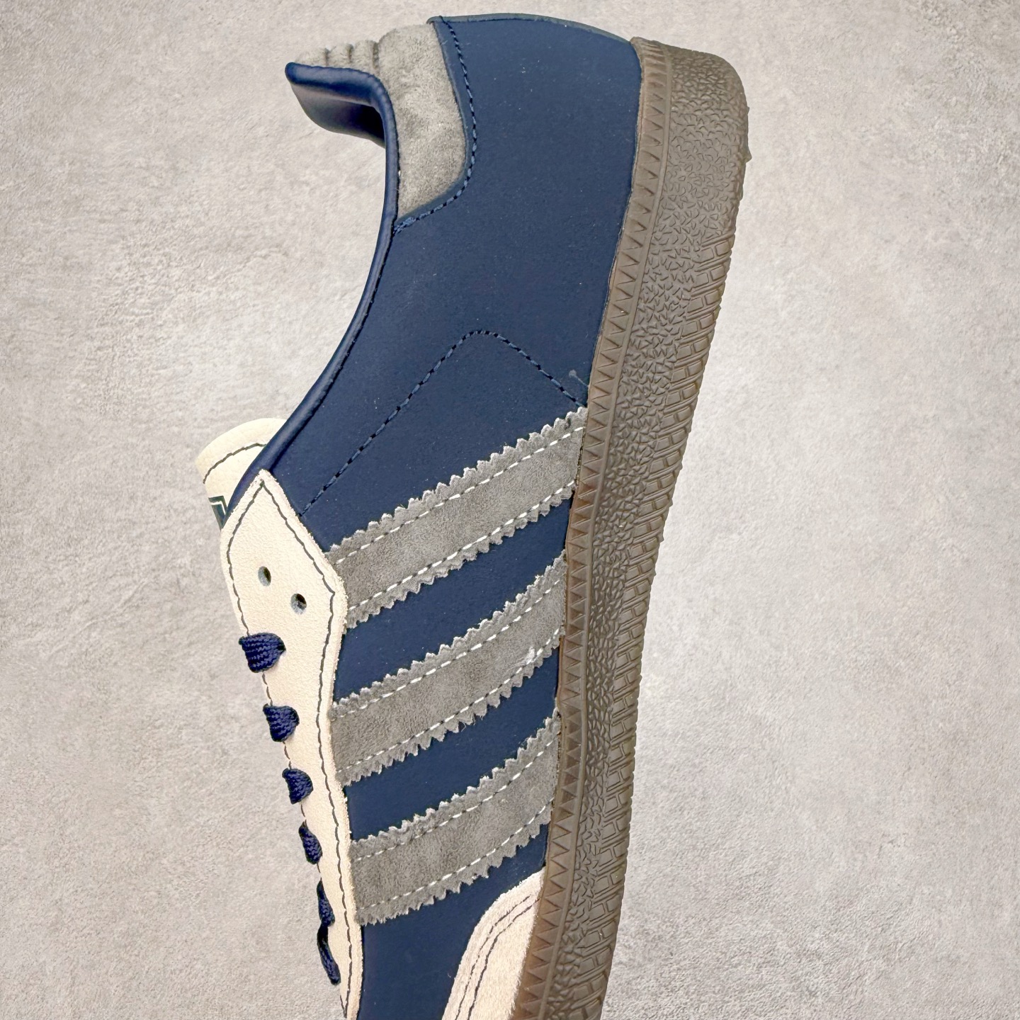 图片[7]-＃C2 AD Original Samba OG 复古经典轻便板鞋 定制配色 DX0007 这款桑巴鞋展示了高质量的工艺 带有装饰的超锁缝制和无缝的手感 柔软、柔软的皮革造型和标志性的3条纹完成了精致的外观 正规合身鞋带 鞋面上有绒面鞋垫 橡胶鞋底 享受正畸套筒软感 自50年代首次亮相以来就一直在赢得粉丝的青睐 尺码：36 36.5 37.5 38 38.5 39 40 40.5 41 42 42.5 43 44 44.5 45-选品中心