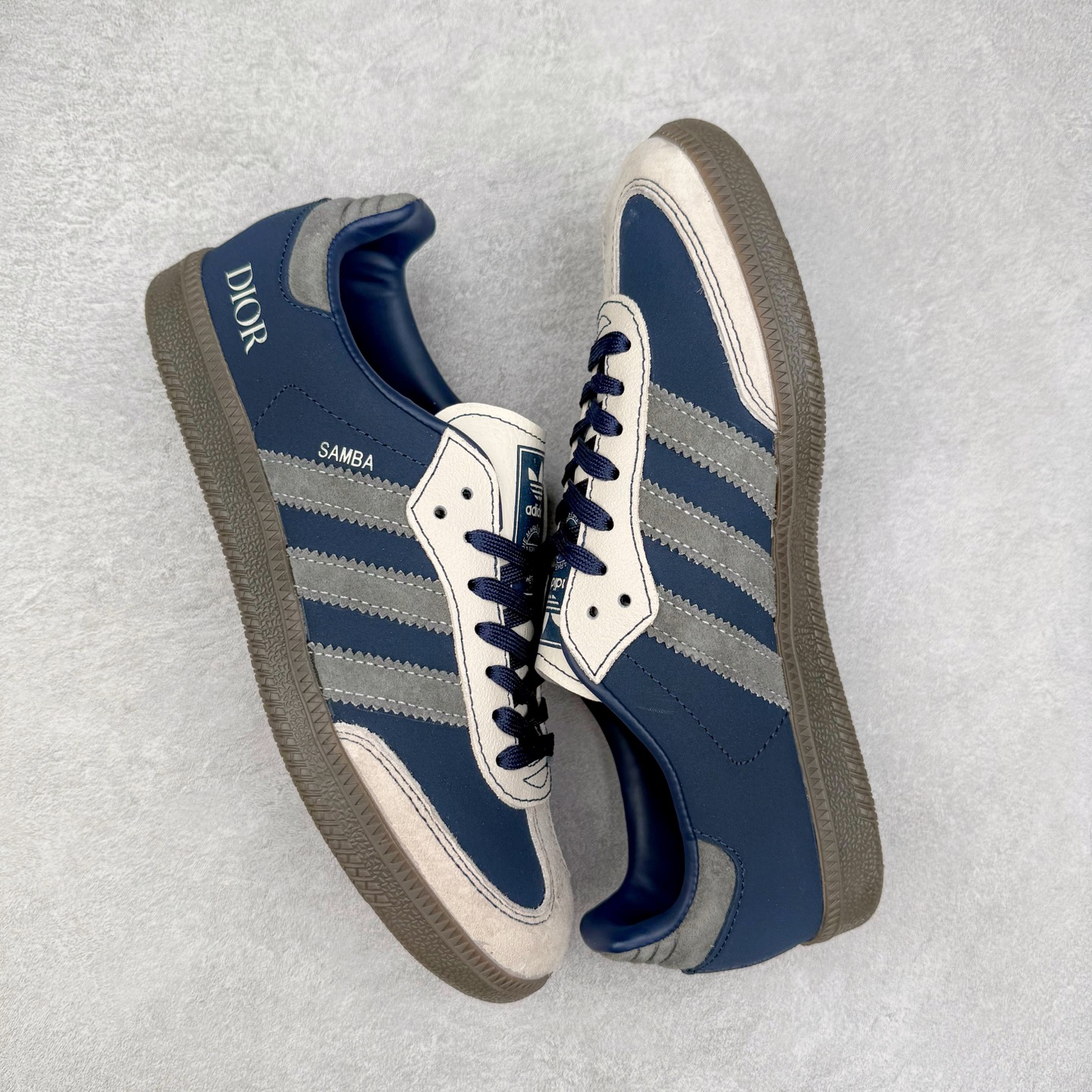 图片[3]-＃C2 AD Original Samba OG 复古经典轻便板鞋 定制配色 DX0007 这款桑巴鞋展示了高质量的工艺 带有装饰的超锁缝制和无缝的手感 柔软、柔软的皮革造型和标志性的3条纹完成了精致的外观 正规合身鞋带 鞋面上有绒面鞋垫 橡胶鞋底 享受正畸套筒软感 自50年代首次亮相以来就一直在赢得粉丝的青睐 尺码：36 36.5 37.5 38 38.5 39 40 40.5 41 42 42.5 43 44 44.5 45-选品中心