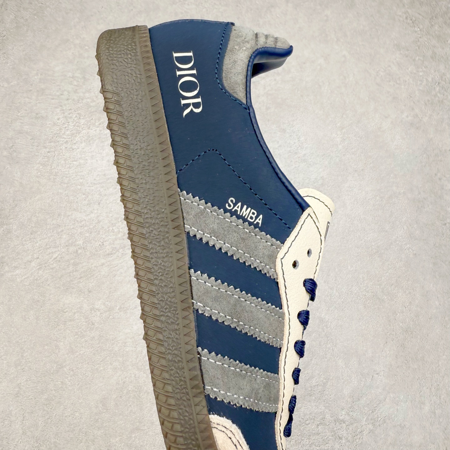 图片[6]-＃C2 AD Original Samba OG 复古经典轻便板鞋 定制配色 DX0007 这款桑巴鞋展示了高质量的工艺 带有装饰的超锁缝制和无缝的手感 柔软、柔软的皮革造型和标志性的3条纹完成了精致的外观 正规合身鞋带 鞋面上有绒面鞋垫 橡胶鞋底 享受正畸套筒软感 自50年代首次亮相以来就一直在赢得粉丝的青睐 尺码：36 36.5 37.5 38 38.5 39 40 40.5 41 42 42.5 43 44 44.5 45-选品中心