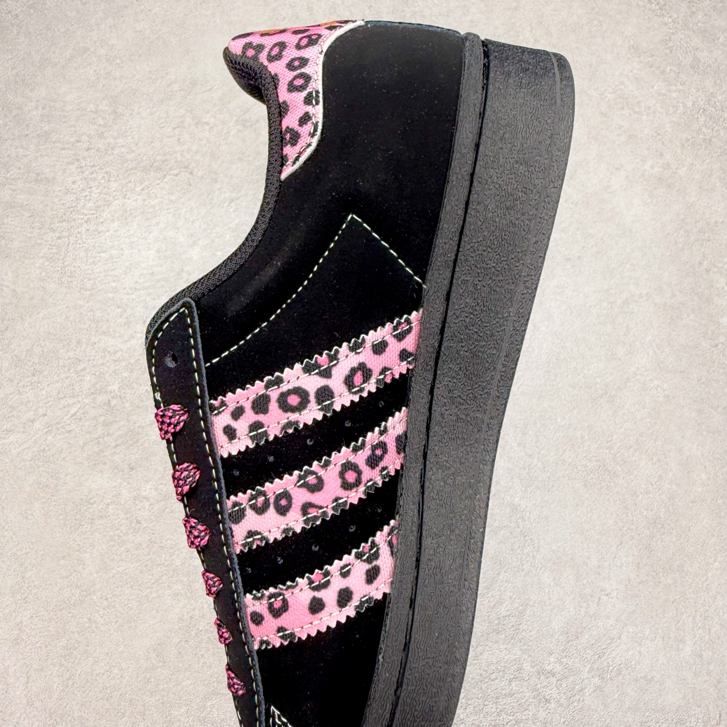 图片[7]-＃C2 AD Originals Superstar 经典复古贝壳头板鞋 AD8018 诞生于1969年 是第一双将全皮面鞋 身与橡胶鞋头结合在一起的低帮篮球鞋 Superstar最开始 是作为高帮篮球鞋Pro Model的低帮版本而出现的 但因为其独特和醒目的橡胶鞋头造型而让大家熟知 被大家形象地称为\\\”shelltoe\\\”贝壳头 在70年代的美国职业篮球场上 接近3/4的NBA球员都将这双Superstar作为场上用鞋 80年代之后 经过不断的改良和发展 Superstar逐渐成为横跨时装、音乐、街头文化、休闲和运动等各大领域的时尚潮鞋 尺码：36 36.5 37 38 38.5 39 40 40.5 41 42 42.5 43 44 44.5 45-选品中心