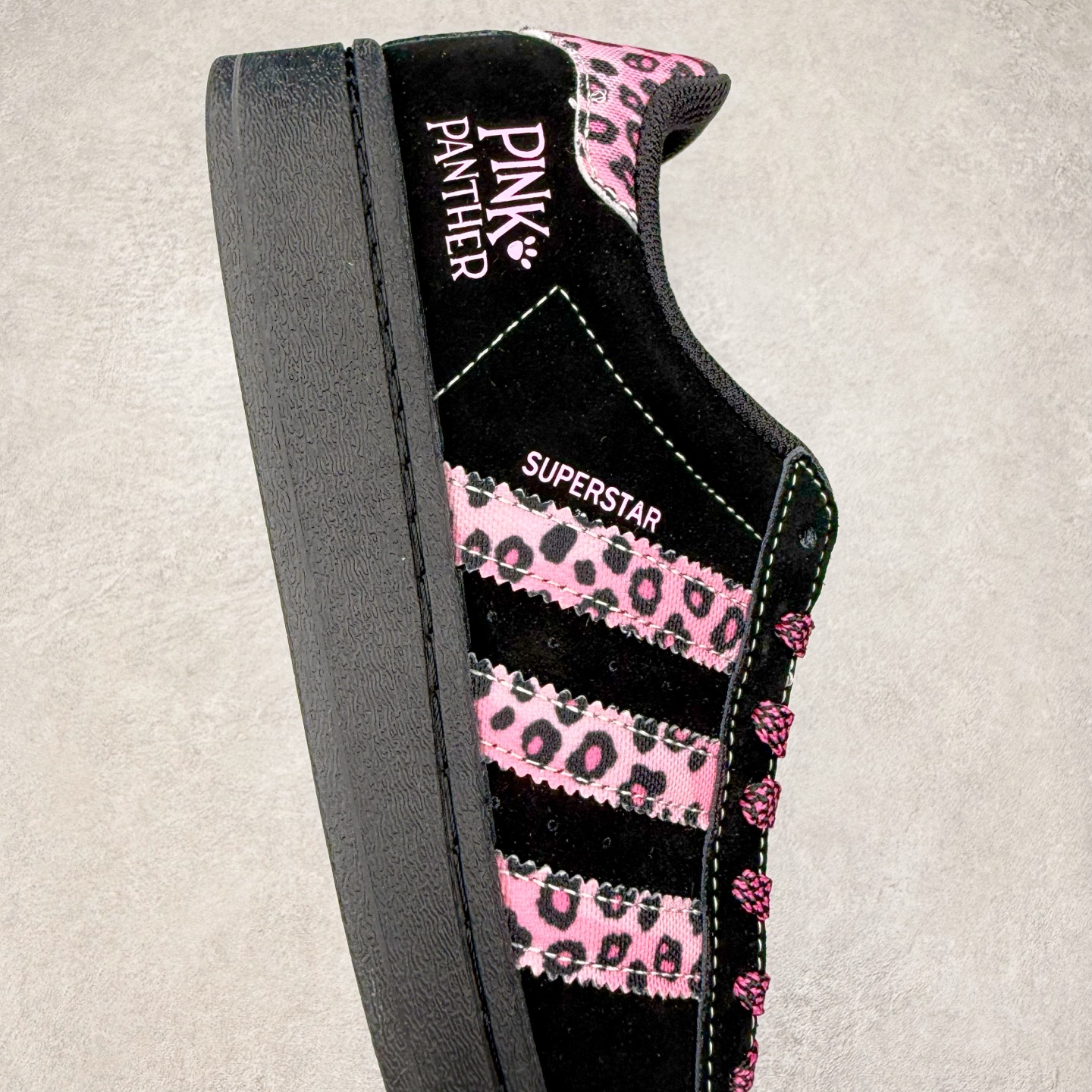 图片[6]-＃C2 AD Originals Superstar 经典复古贝壳头板鞋 AD8018 诞生于1969年 是第一双将全皮面鞋 身与橡胶鞋头结合在一起的低帮篮球鞋 Superstar最开始 是作为高帮篮球鞋Pro Model的低帮版本而出现的 但因为其独特和醒目的橡胶鞋头造型而让大家熟知 被大家形象地称为\\\”shelltoe\\\”贝壳头 在70年代的美国职业篮球场上 接近3/4的NBA球员都将这双Superstar作为场上用鞋 80年代之后 经过不断的改良和发展 Superstar逐渐成为横跨时装、音乐、街头文化、休闲和运动等各大领域的时尚潮鞋 尺码：36 36.5 37 38 38.5 39 40 40.5 41 42 42.5 43 44 44.5 45-选品中心