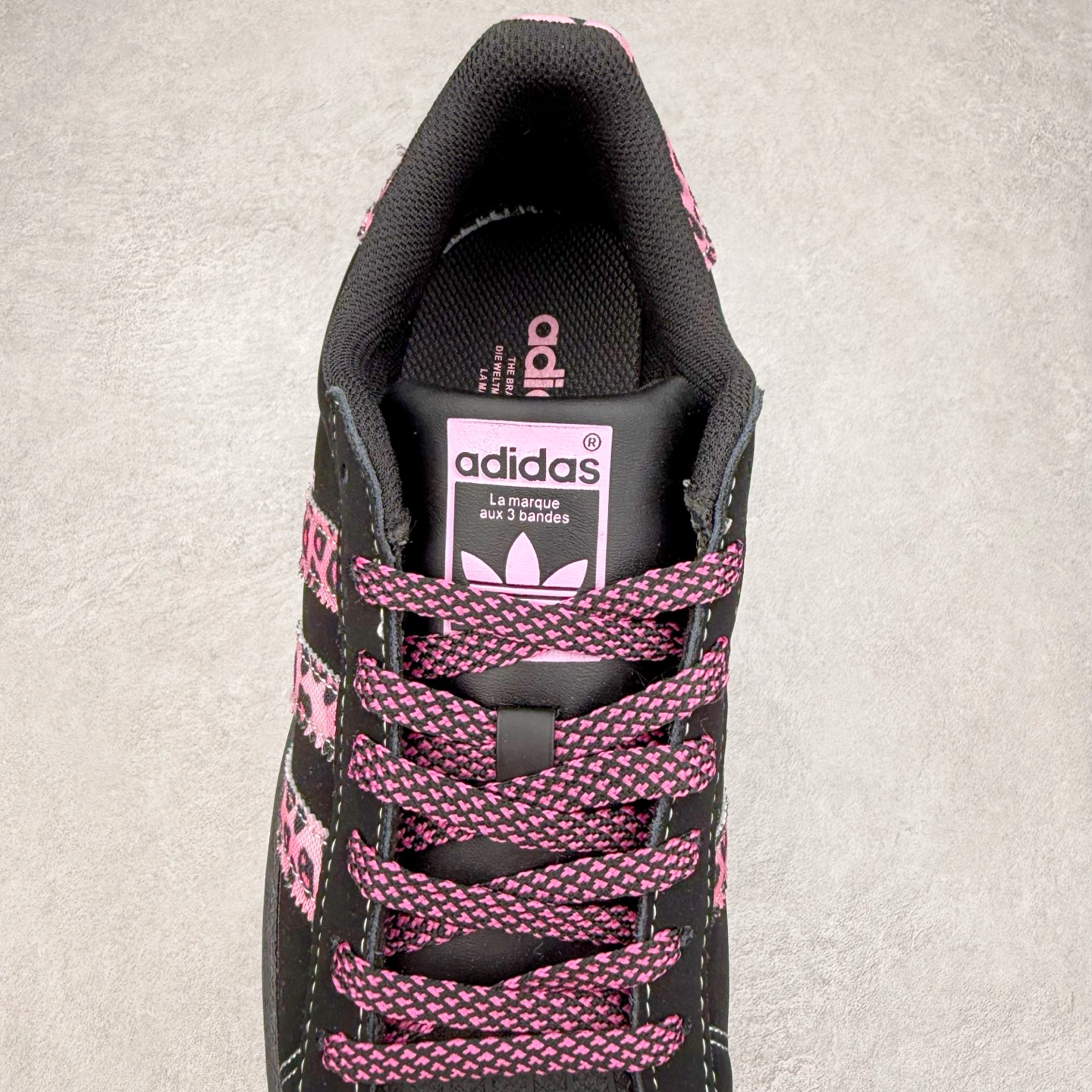 图片[5]-＃C2 AD Originals Superstar 经典复古贝壳头板鞋 AD8018 诞生于1969年 是第一双将全皮面鞋 身与橡胶鞋头结合在一起的低帮篮球鞋 Superstar最开始 是作为高帮篮球鞋Pro Model的低帮版本而出现的 但因为其独特和醒目的橡胶鞋头造型而让大家熟知 被大家形象地称为\\\”shelltoe\\\”贝壳头 在70年代的美国职业篮球场上 接近3/4的NBA球员都将这双Superstar作为场上用鞋 80年代之后 经过不断的改良和发展 Superstar逐渐成为横跨时装、音乐、街头文化、休闲和运动等各大领域的时尚潮鞋 尺码：36 36.5 37 38 38.5 39 40 40.5 41 42 42.5 43 44 44.5 45-选品中心