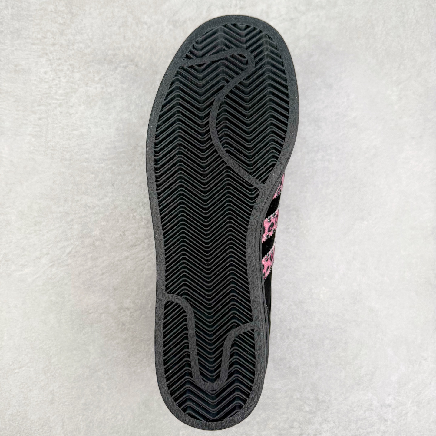 图片[9]-＃C2 AD Originals Superstar 经典复古贝壳头板鞋 AD8018 诞生于1969年 是第一双将全皮面鞋 身与橡胶鞋头结合在一起的低帮篮球鞋 Superstar最开始 是作为高帮篮球鞋Pro Model的低帮版本而出现的 但因为其独特和醒目的橡胶鞋头造型而让大家熟知 被大家形象地称为\\\”shelltoe\\\”贝壳头 在70年代的美国职业篮球场上 接近3/4的NBA球员都将这双Superstar作为场上用鞋 80年代之后 经过不断的改良和发展 Superstar逐渐成为横跨时装、音乐、街头文化、休闲和运动等各大领域的时尚潮鞋 尺码：36 36.5 37 38 38.5 39 40 40.5 41 42 42.5 43 44 44.5 45-选品中心