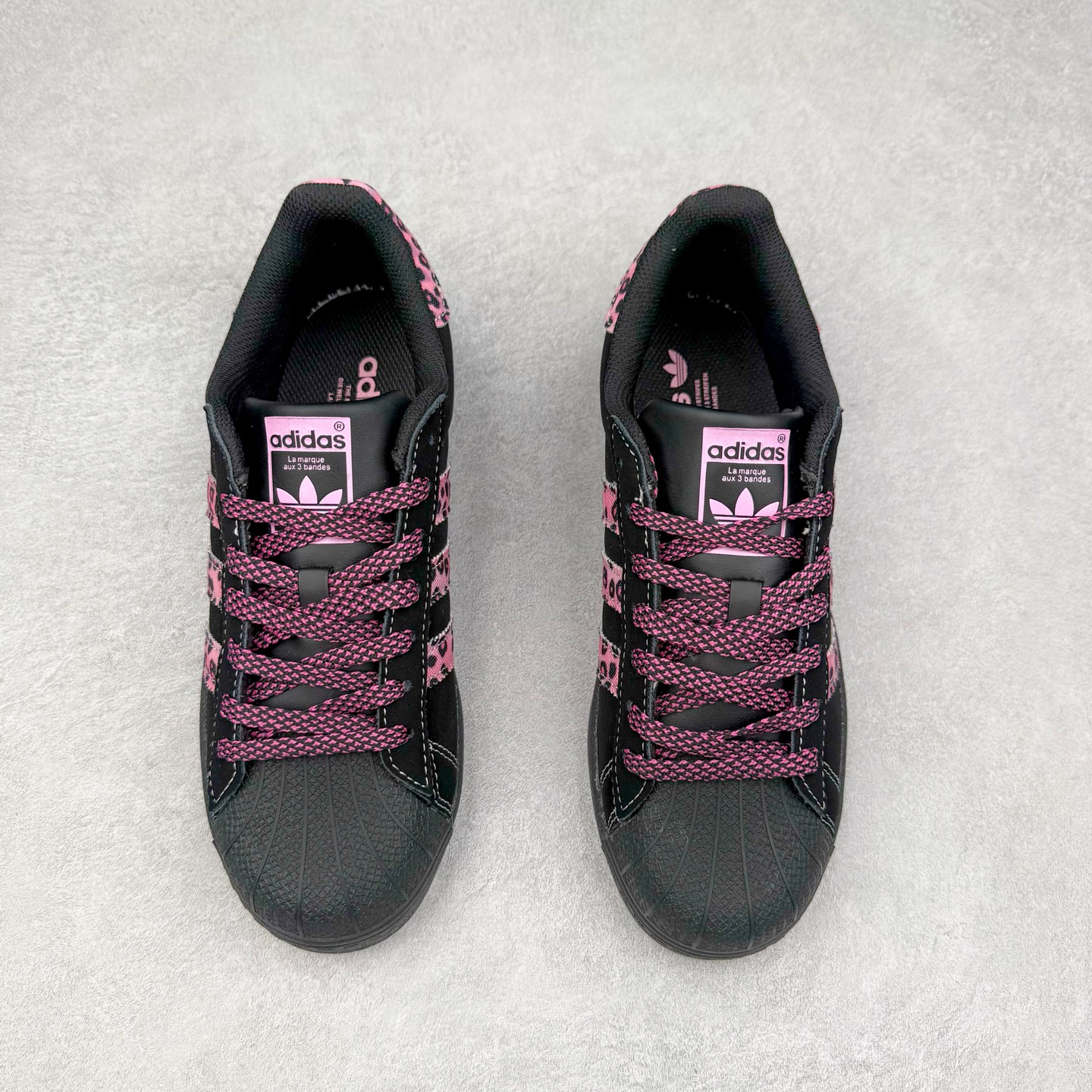 图片[2]-＃C2 AD Originals Superstar 经典复古贝壳头板鞋 AD8018 诞生于1969年 是第一双将全皮面鞋 身与橡胶鞋头结合在一起的低帮篮球鞋 Superstar最开始 是作为高帮篮球鞋Pro Model的低帮版本而出现的 但因为其独特和醒目的橡胶鞋头造型而让大家熟知 被大家形象地称为\\\”shelltoe\\\”贝壳头 在70年代的美国职业篮球场上 接近3/4的NBA球员都将这双Superstar作为场上用鞋 80年代之后 经过不断的改良和发展 Superstar逐渐成为横跨时装、音乐、街头文化、休闲和运动等各大领域的时尚潮鞋 尺码：36 36.5 37 38 38.5 39 40 40.5 41 42 42.5 43 44 44.5 45-选品中心