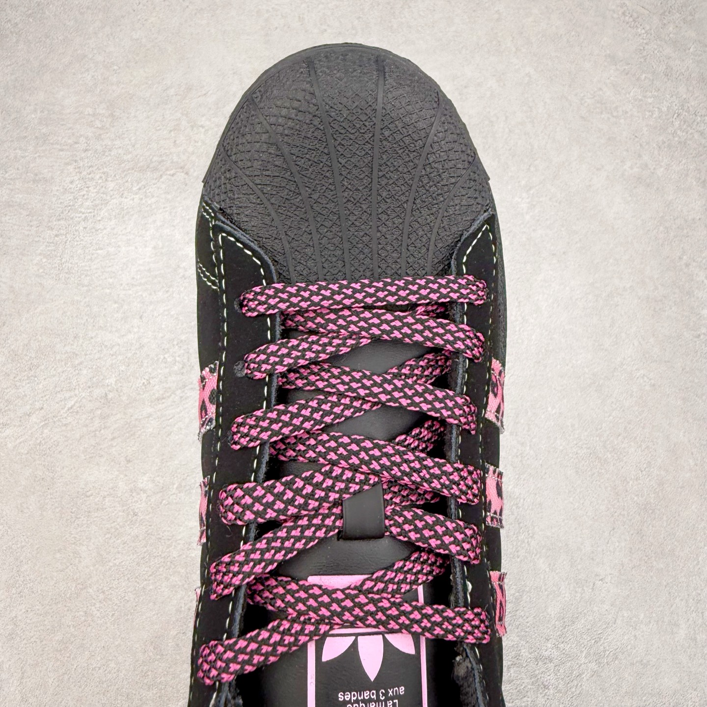 图片[4]-＃C2 AD Originals Superstar 经典复古贝壳头板鞋 AD8018 诞生于1969年 是第一双将全皮面鞋 身与橡胶鞋头结合在一起的低帮篮球鞋 Superstar最开始 是作为高帮篮球鞋Pro Model的低帮版本而出现的 但因为其独特和醒目的橡胶鞋头造型而让大家熟知 被大家形象地称为\\\”shelltoe\\\”贝壳头 在70年代的美国职业篮球场上 接近3/4的NBA球员都将这双Superstar作为场上用鞋 80年代之后 经过不断的改良和发展 Superstar逐渐成为横跨时装、音乐、街头文化、休闲和运动等各大领域的时尚潮鞋 尺码：36 36.5 37 38 38.5 39 40 40.5 41 42 42.5 43 44 44.5 45-选品中心