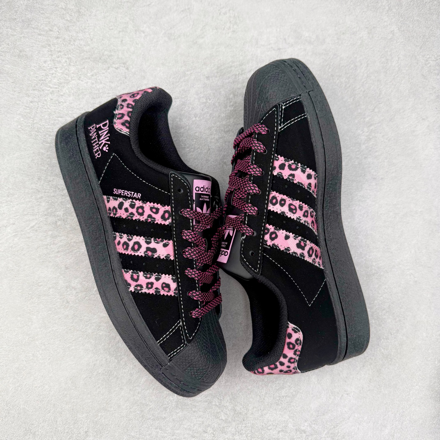 图片[3]-＃C2 AD Originals Superstar 经典复古贝壳头板鞋 AD8018 诞生于1969年 是第一双将全皮面鞋 身与橡胶鞋头结合在一起的低帮篮球鞋 Superstar最开始 是作为高帮篮球鞋Pro Model的低帮版本而出现的 但因为其独特和醒目的橡胶鞋头造型而让大家熟知 被大家形象地称为\\\”shelltoe\\\”贝壳头 在70年代的美国职业篮球场上 接近3/4的NBA球员都将这双Superstar作为场上用鞋 80年代之后 经过不断的改良和发展 Superstar逐渐成为横跨时装、音乐、街头文化、休闲和运动等各大领域的时尚潮鞋 尺码：36 36.5 37 38 38.5 39 40 40.5 41 42 42.5 43 44 44.5 45-选品中心