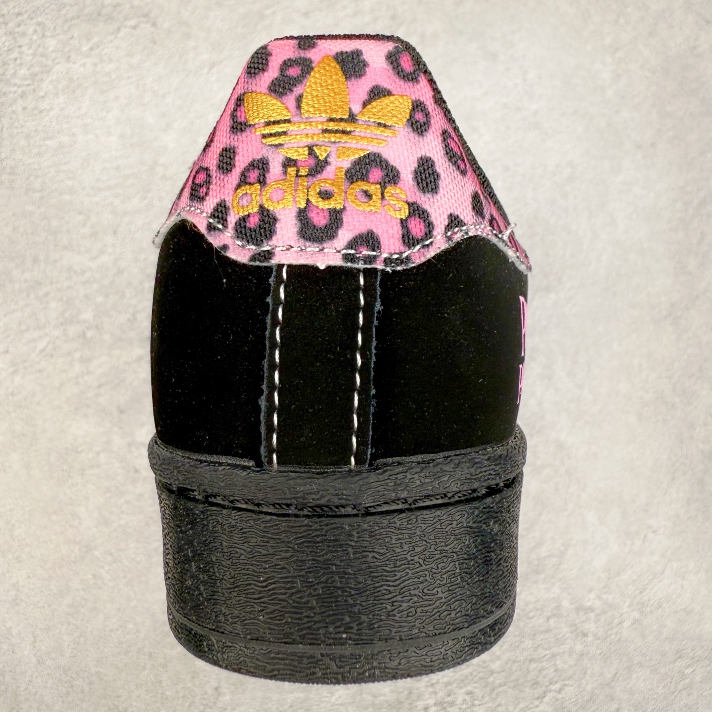 图片[8]-＃C2 AD Originals Superstar 经典复古贝壳头板鞋 AD8018 诞生于1969年 是第一双将全皮面鞋 身与橡胶鞋头结合在一起的低帮篮球鞋 Superstar最开始 是作为高帮篮球鞋Pro Model的低帮版本而出现的 但因为其独特和醒目的橡胶鞋头造型而让大家熟知 被大家形象地称为\\\”shelltoe\\\”贝壳头 在70年代的美国职业篮球场上 接近3/4的NBA球员都将这双Superstar作为场上用鞋 80年代之后 经过不断的改良和发展 Superstar逐渐成为横跨时装、音乐、街头文化、休闲和运动等各大领域的时尚潮鞋 尺码：36 36.5 37 38 38.5 39 40 40.5 41 42 42.5 43 44 44.5 45-选品中心