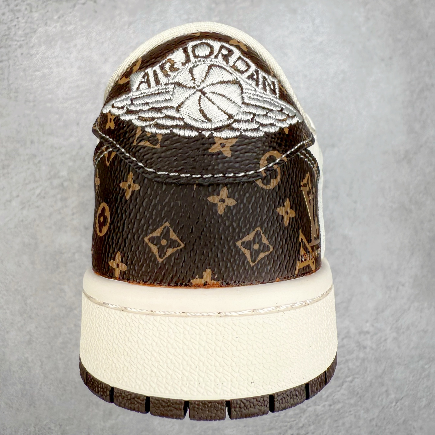 图片[8]-TS x Air Jordan AJ1 Low 倒钩低帮联名定制配色 DM6868-101 原厂内置气垫魔块 A模大底 头层小牛皮 鞋舌AJ原厂专用牛津布+AJ专用反口珍珠布+原厂无杂质高弹内里海棉+特殊封边弹力鞋带 实拍调校N版已经零色差零失真 百分百还原实物色彩所见即所得 不存在货不对板色差等低级问题 选购参考实物拍摄 不混卖不参货 只用心做好货严格选品 承诺混一赔十 尺码：36 36.5 37.5 38 38.5 39 40 40.5 41 42 42.5 43 44 44.5 45-选品中心