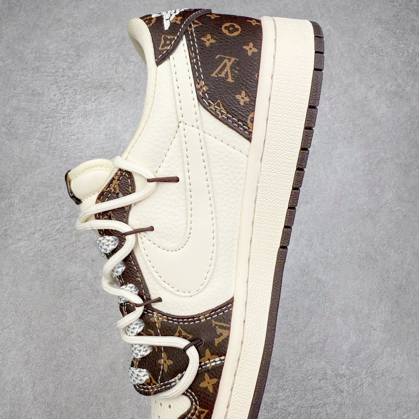 图片[7]-TS x Air Jordan AJ1 Low 倒钩低帮联名定制配色 DM6868-101 原厂内置气垫魔块 A模大底 头层小牛皮 鞋舌AJ原厂专用牛津布+AJ专用反口珍珠布+原厂无杂质高弹内里海棉+特殊封边弹力鞋带 实拍调校N版已经零色差零失真 百分百还原实物色彩所见即所得 不存在货不对板色差等低级问题 选购参考实物拍摄 不混卖不参货 只用心做好货严格选品 承诺混一赔十 尺码：36 36.5 37.5 38 38.5 39 40 40.5 41 42 42.5 43 44 44.5 45-选品中心