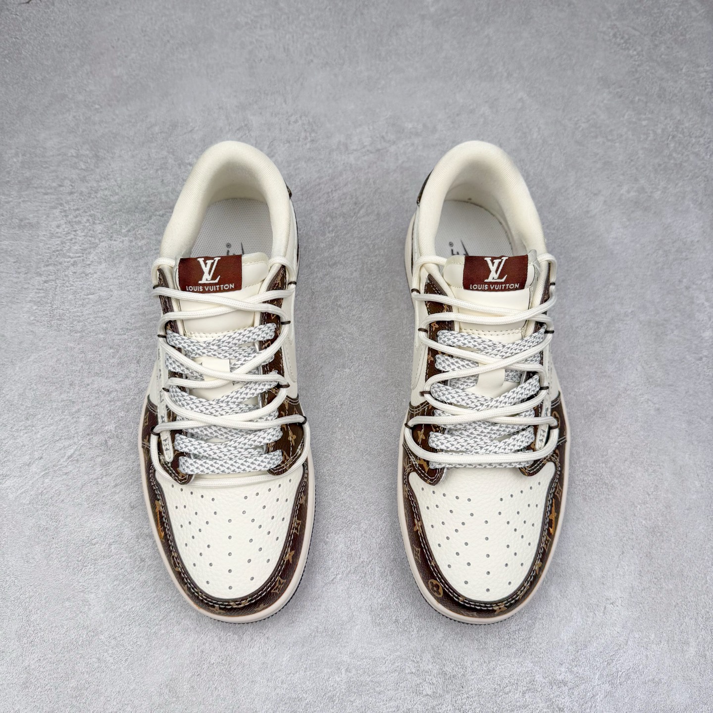 图片[2]-TS x Air Jordan AJ1 Low 倒钩低帮联名定制配色 DM6868-101 原厂内置气垫魔块 A模大底 头层小牛皮 鞋舌AJ原厂专用牛津布+AJ专用反口珍珠布+原厂无杂质高弹内里海棉+特殊封边弹力鞋带 实拍调校N版已经零色差零失真 百分百还原实物色彩所见即所得 不存在货不对板色差等低级问题 选购参考实物拍摄 不混卖不参货 只用心做好货严格选品 承诺混一赔十 尺码：36 36.5 37.5 38 38.5 39 40 40.5 41 42 42.5 43 44 44.5 45-选品中心