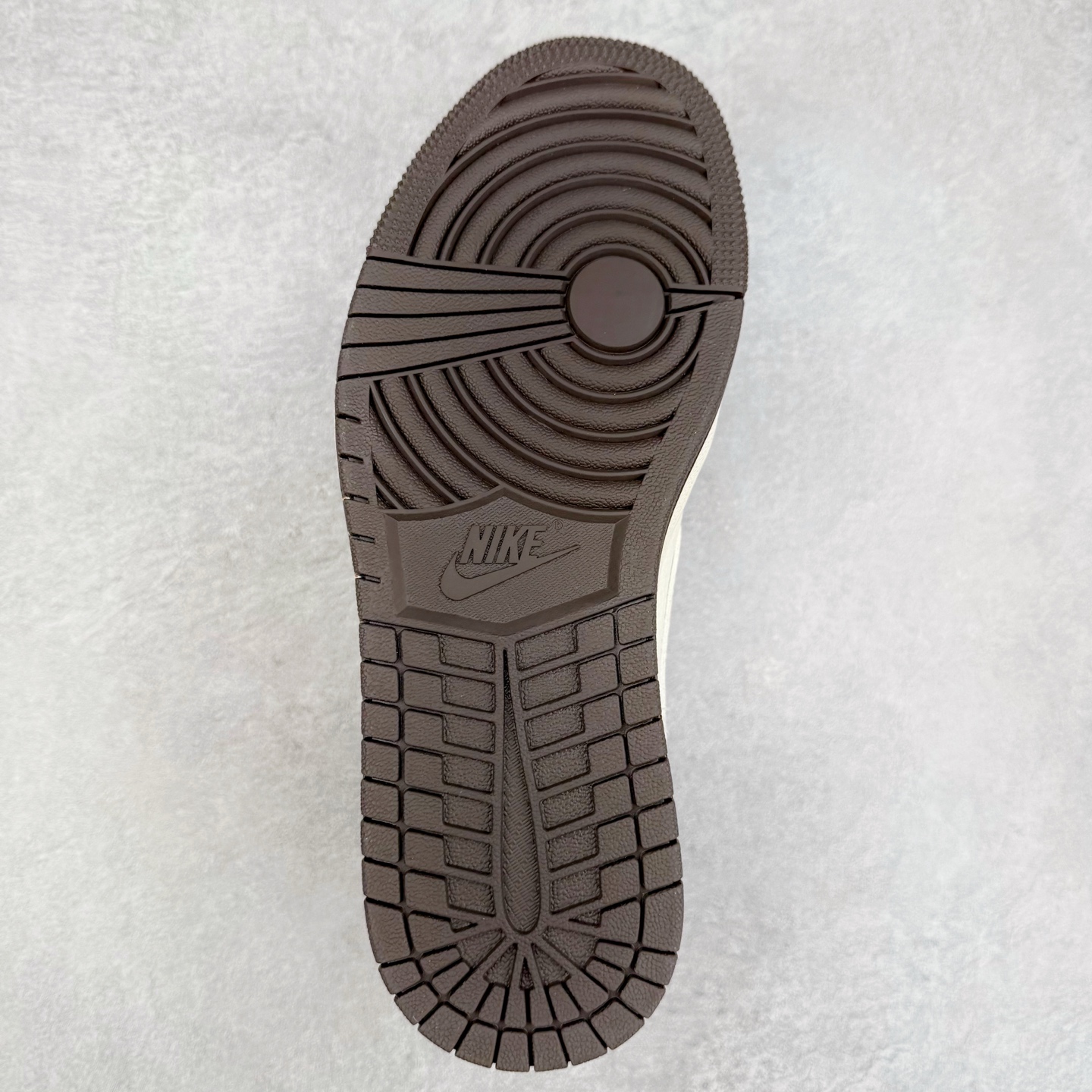 图片[9]-TS x Air Jordan AJ1 Low 倒钩低帮联名定制配色 DM6868-101 原厂内置气垫魔块 A模大底 头层小牛皮 鞋舌AJ原厂专用牛津布+AJ专用反口珍珠布+原厂无杂质高弹内里海棉+特殊封边弹力鞋带 实拍调校N版已经零色差零失真 百分百还原实物色彩所见即所得 不存在货不对板色差等低级问题 选购参考实物拍摄 不混卖不参货 只用心做好货严格选品 承诺混一赔十 尺码：36 36.5 37.5 38 38.5 39 40 40.5 41 42 42.5 43 44 44.5 45-选品中心