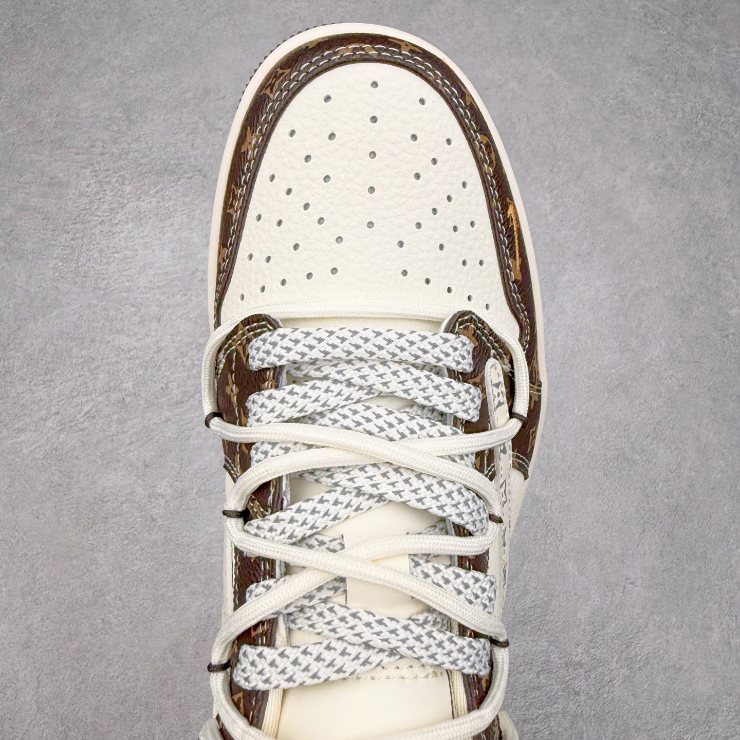 图片[4]-TS x Air Jordan AJ1 Low 倒钩低帮联名定制配色 DM6868-101 原厂内置气垫魔块 A模大底 头层小牛皮 鞋舌AJ原厂专用牛津布+AJ专用反口珍珠布+原厂无杂质高弹内里海棉+特殊封边弹力鞋带 实拍调校N版已经零色差零失真 百分百还原实物色彩所见即所得 不存在货不对板色差等低级问题 选购参考实物拍摄 不混卖不参货 只用心做好货严格选品 承诺混一赔十 尺码：36 36.5 37.5 38 38.5 39 40 40.5 41 42 42.5 43 44 44.5 45-选品中心