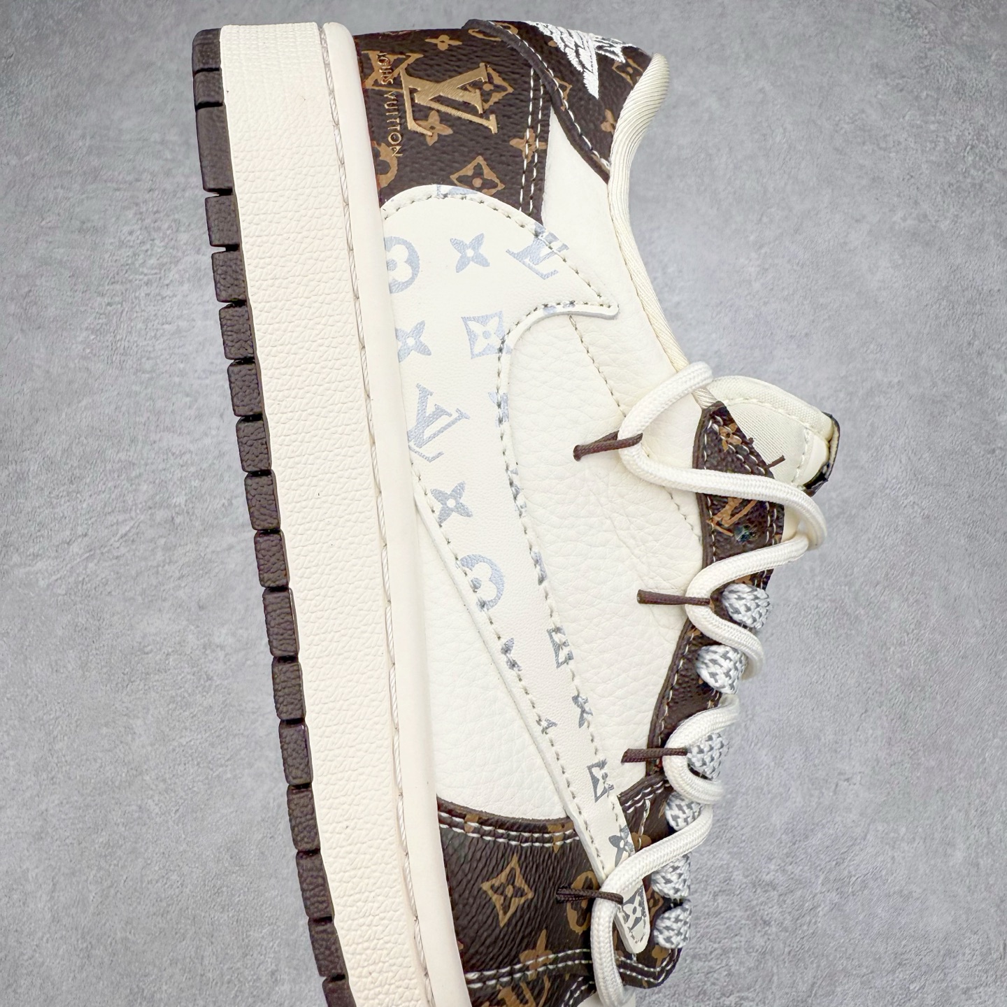 图片[6]-TS x Air Jordan AJ1 Low 倒钩低帮联名定制配色 DM6868-101 原厂内置气垫魔块 A模大底 头层小牛皮 鞋舌AJ原厂专用牛津布+AJ专用反口珍珠布+原厂无杂质高弹内里海棉+特殊封边弹力鞋带 实拍调校N版已经零色差零失真 百分百还原实物色彩所见即所得 不存在货不对板色差等低级问题 选购参考实物拍摄 不混卖不参货 只用心做好货严格选品 承诺混一赔十 尺码：36 36.5 37.5 38 38.5 39 40 40.5 41 42 42.5 43 44 44.5 45-选品中心