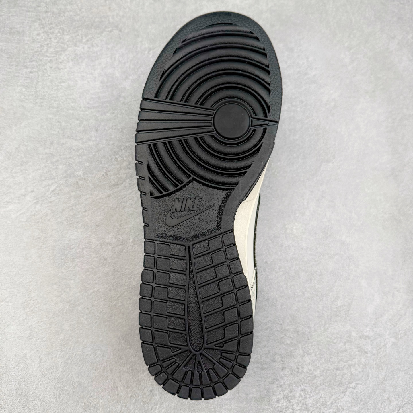 图片[9]-NK Dunk Low 定制配色 YX5066-362 大厂出品 极力推荐 原装头层材料 独家版型蒸餾加工帶來的是更好的视觉和脚感体验大厂纯原品质出货 清洁度 电绣工艺 皮料切割干净无任何毛边 细节完美 实拍调校N版已经零色差零失真 百分百还原实物色彩所见即所得 不存在货不对板色差等低级问题 选购参考实物拍摄 不混卖不参货 只用心做好货严格选品 承诺混一赔十 尺码：36 36.5 37.5 38 38.5 39 40 40.5 41 42 42.5 43 44 44.5 45-选品中心