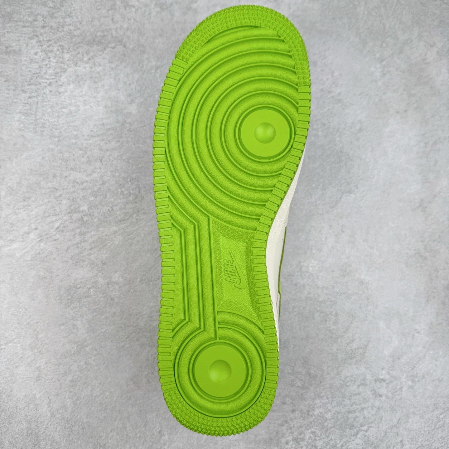 图片[9]-NK Air Force 1´07 Low 空军一号低帮百搭休闲运动板鞋 DF0188-070 柔软、弹性十足的缓震性能和出色的中底设计 横跨复古与现代的外型结合 造就出风靡全球 三十多年的Force 1 直到今天还深受青睐 实拍调校N版已经零色差零失真 百分百还原实物色彩所见即所得 不存在货不对板色差等低级问题 选购参考实物拍摄 不混卖不参货 只用心做好货严格选品 承诺混一赔十 尺码：36 36.5 37.5 38 38.5 39 40 40.5 41 42 42.5 43 44 44.5 45-选品中心