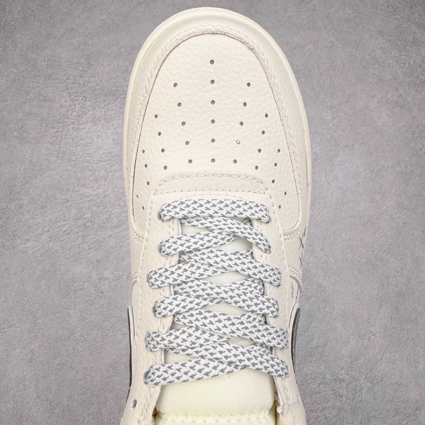 图片[4]-NK Air Force 1´07 Low 空军一号低帮百搭休闲运动板鞋 KJ1688-004 柔软、弹性十足的缓震性能和出色的中底设计 横跨复古与现代的外型结合 造就出风靡全球 三十多年的Force 1 直到今天还深受青睐 实拍调校N版已经零色差零失真 百分百还原实物色彩所见即所得 不存在货不对板色差等低级问题 选购参考实物拍摄 不混卖不参货 只用心做好货严格选品 承诺混一赔十 尺码：36 36.5 37.5 38 38.5 39 40 40.5 41 42 42.5 43 44 44.5 45-选品中心