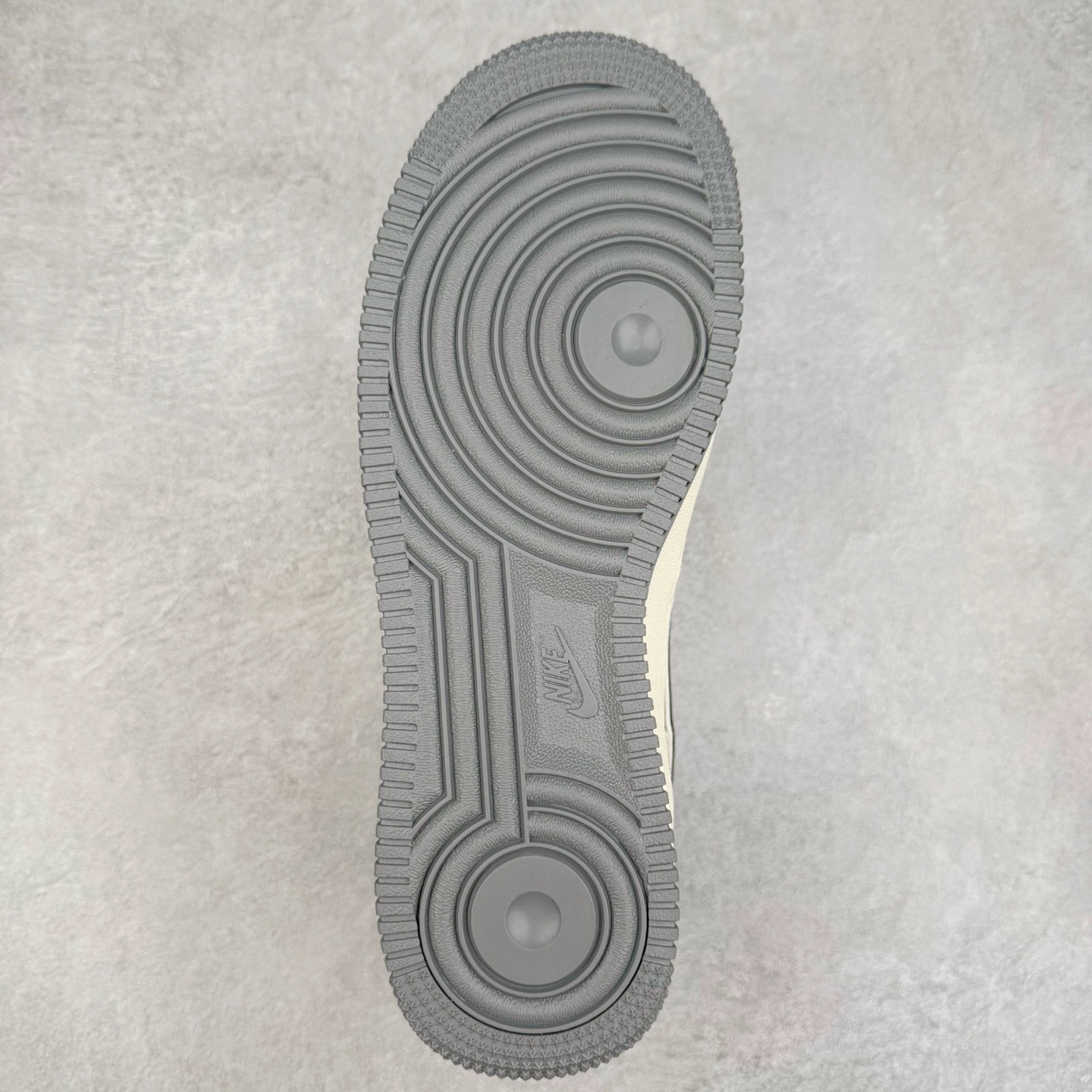 图片[9]-NK Air Force 1´07 Low 空军一号低帮百搭休闲运动板鞋 KJ1688-004 柔软、弹性十足的缓震性能和出色的中底设计 横跨复古与现代的外型结合 造就出风靡全球 三十多年的Force 1 直到今天还深受青睐 实拍调校N版已经零色差零失真 百分百还原实物色彩所见即所得 不存在货不对板色差等低级问题 选购参考实物拍摄 不混卖不参货 只用心做好货严格选品 承诺混一赔十 尺码：36 36.5 37.5 38 38.5 39 40 40.5 41 42 42.5 43 44 44.5 45-选品中心