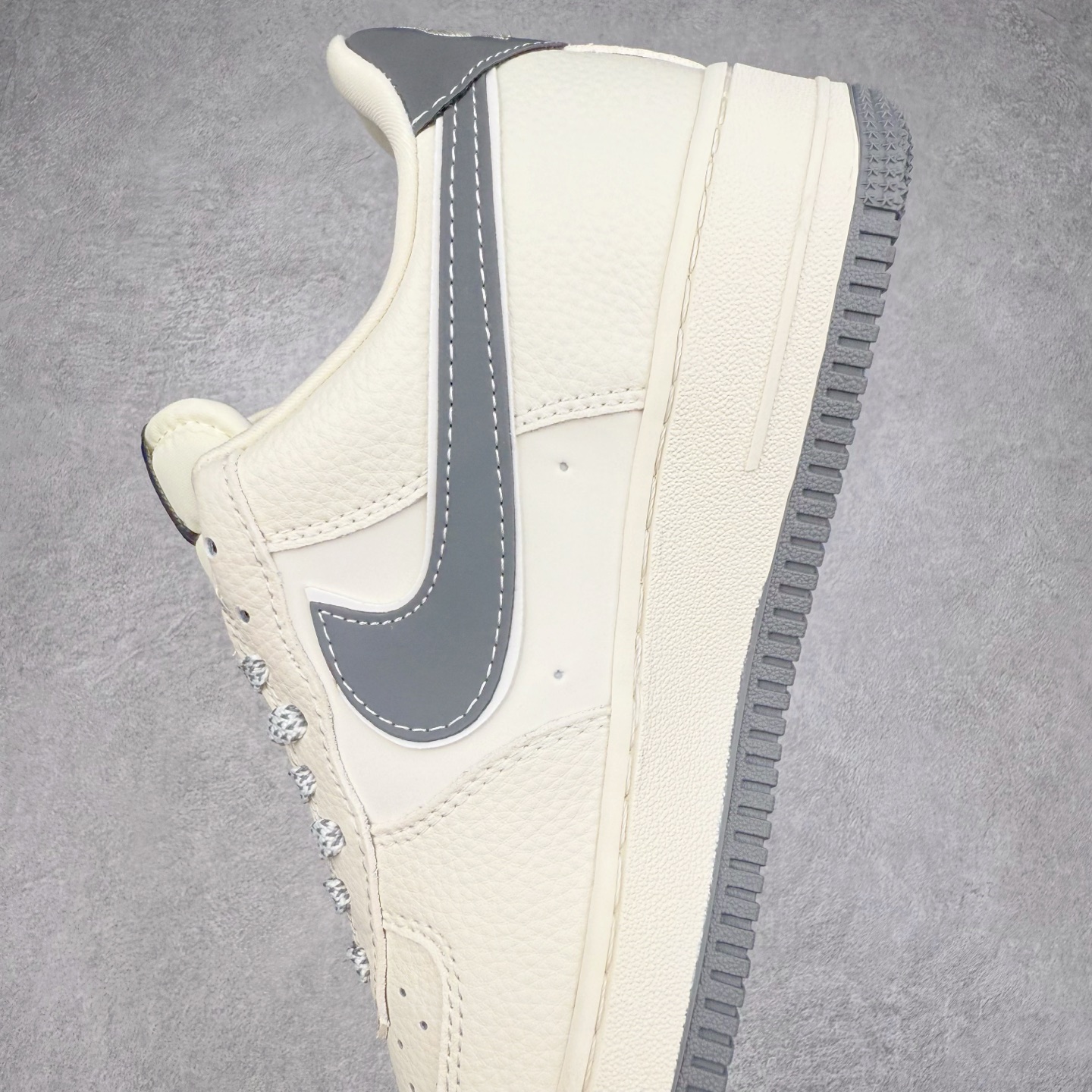 图片[7]-NK Air Force 1´07 Low 空军一号低帮百搭休闲运动板鞋 KJ1688-004 柔软、弹性十足的缓震性能和出色的中底设计 横跨复古与现代的外型结合 造就出风靡全球 三十多年的Force 1 直到今天还深受青睐 实拍调校N版已经零色差零失真 百分百还原实物色彩所见即所得 不存在货不对板色差等低级问题 选购参考实物拍摄 不混卖不参货 只用心做好货严格选品 承诺混一赔十 尺码：36 36.5 37.5 38 38.5 39 40 40.5 41 42 42.5 43 44 44.5 45-选品中心