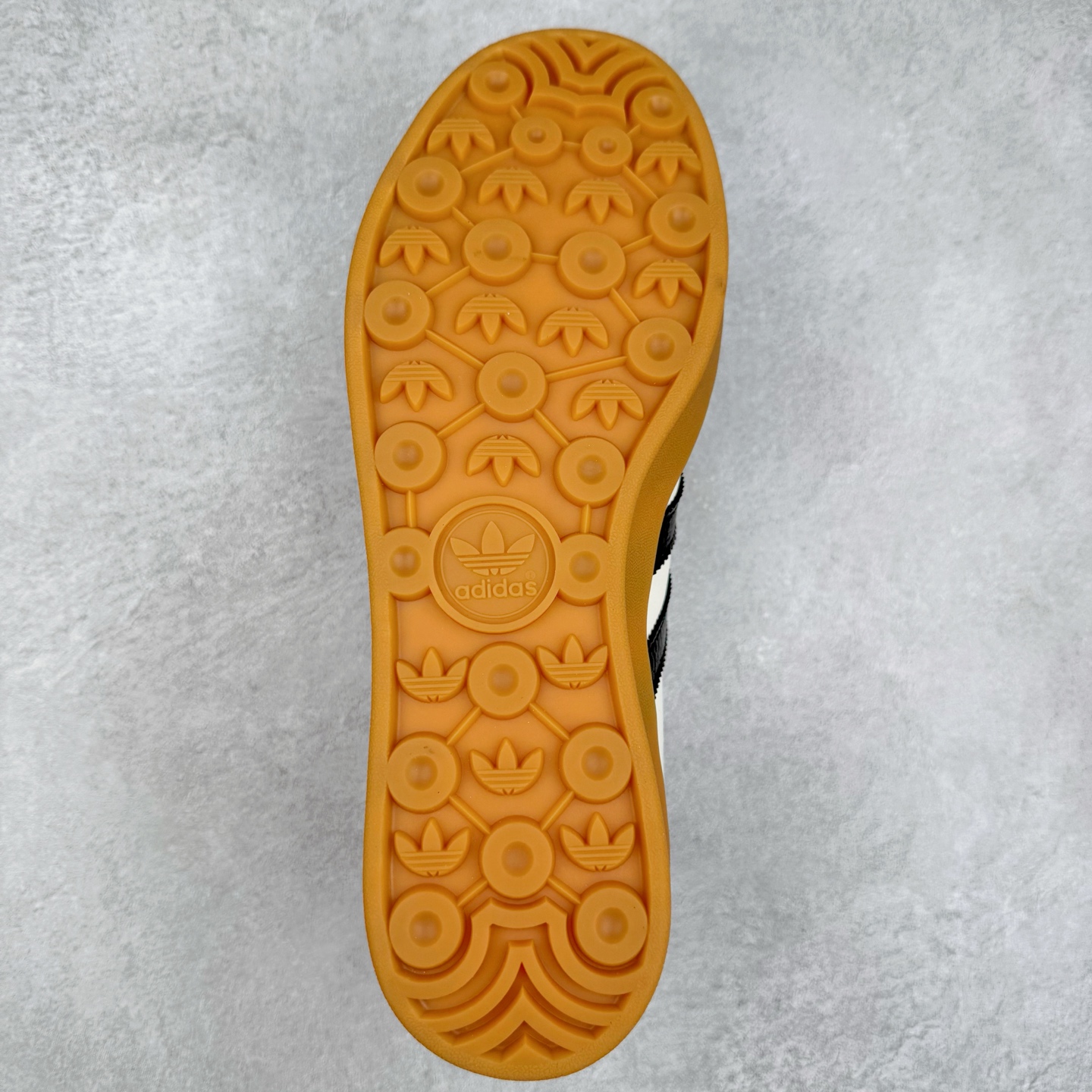 图片[9]-＃C2 AD Gazelle Indoor Trainers 羚羊内训系列低帮复古百搭休闲运动德训风板鞋 SC9207 90年代经典的复刻版！自60年代以足球训练鞋面世以来,Gazelle就以其经典设计席卷全球。1991年版本的复刻,再造经典Gazelle。采用皮革打造,搭配浊色细节,让这款经典更加简约。尺码：36 36⅔ 37⅓ 38 38⅔ 39⅓ 40 40⅔ 41⅓ 42 42⅔ 43⅓ 44⅓ 44⅔ 45-选品中心