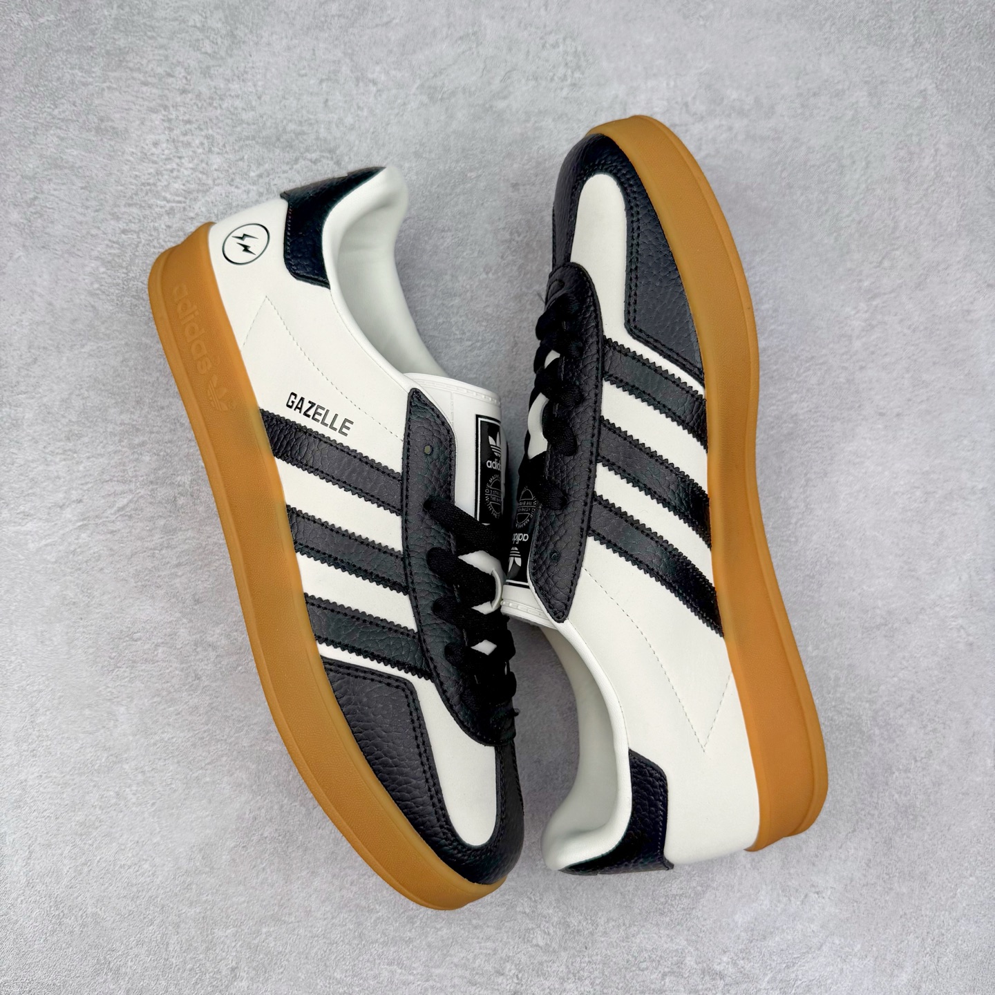 图片[3]-＃C2 AD Gazelle Indoor Trainers 羚羊内训系列低帮复古百搭休闲运动德训风板鞋 SC9207 90年代经典的复刻版！自60年代以足球训练鞋面世以来,Gazelle就以其经典设计席卷全球。1991年版本的复刻,再造经典Gazelle。采用皮革打造,搭配浊色细节,让这款经典更加简约。尺码：36 36⅔ 37⅓ 38 38⅔ 39⅓ 40 40⅔ 41⅓ 42 42⅔ 43⅓ 44⅓ 44⅔ 45-选品中心