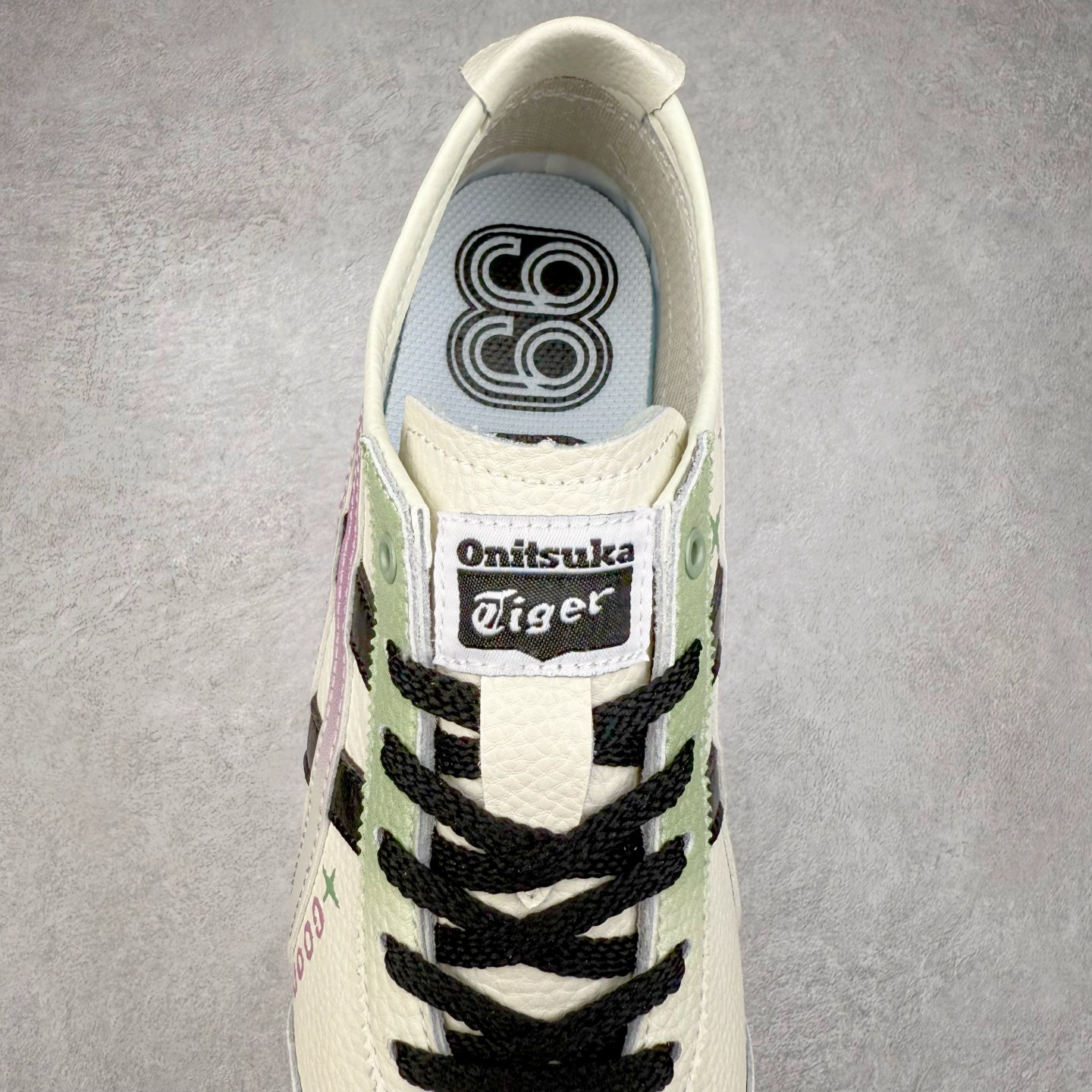 图片[5]-Asics Onitsuka Tiger MEXICO 66 亚瑟士鬼冢虎复古经典板鞋 市场王者选手 海外订单工厂出品 长期生产补货永不断码 超成熟稳定的做工品控 原装全套纸板楦头开发 原汁原味 完美呈现版型 私模正确鞋底咬花纹路 一比一鞋头弧度高度鞋身弧度 绝不口嗨 细节品控鞋型随意秒杀市面 原档咬花纹路私模大底 一个单元有六个三角形 总体形拼接呈现花瓣状 官方四联吊牌 原装Ortholite轻量化鞋垫 原盒原配 质保卡 说明书 钢印防尘纸 纸板中底带钢印 乳胶组合鞋垫 支持全方位的对比专柜 产品从款式颜色造型上体现出追求舒适和细节的完美 鞋类更是推崇手工制作的严谨与完美 融舒适性与可穿性的设计风格 注重细节的完美和别致魅力 既保持稳重 又不失轻松的时尚感 尺码：36 37 37.5 38 39 39.5 40 40.5 41.5 42 42.5 43.5 44 45-选品中心