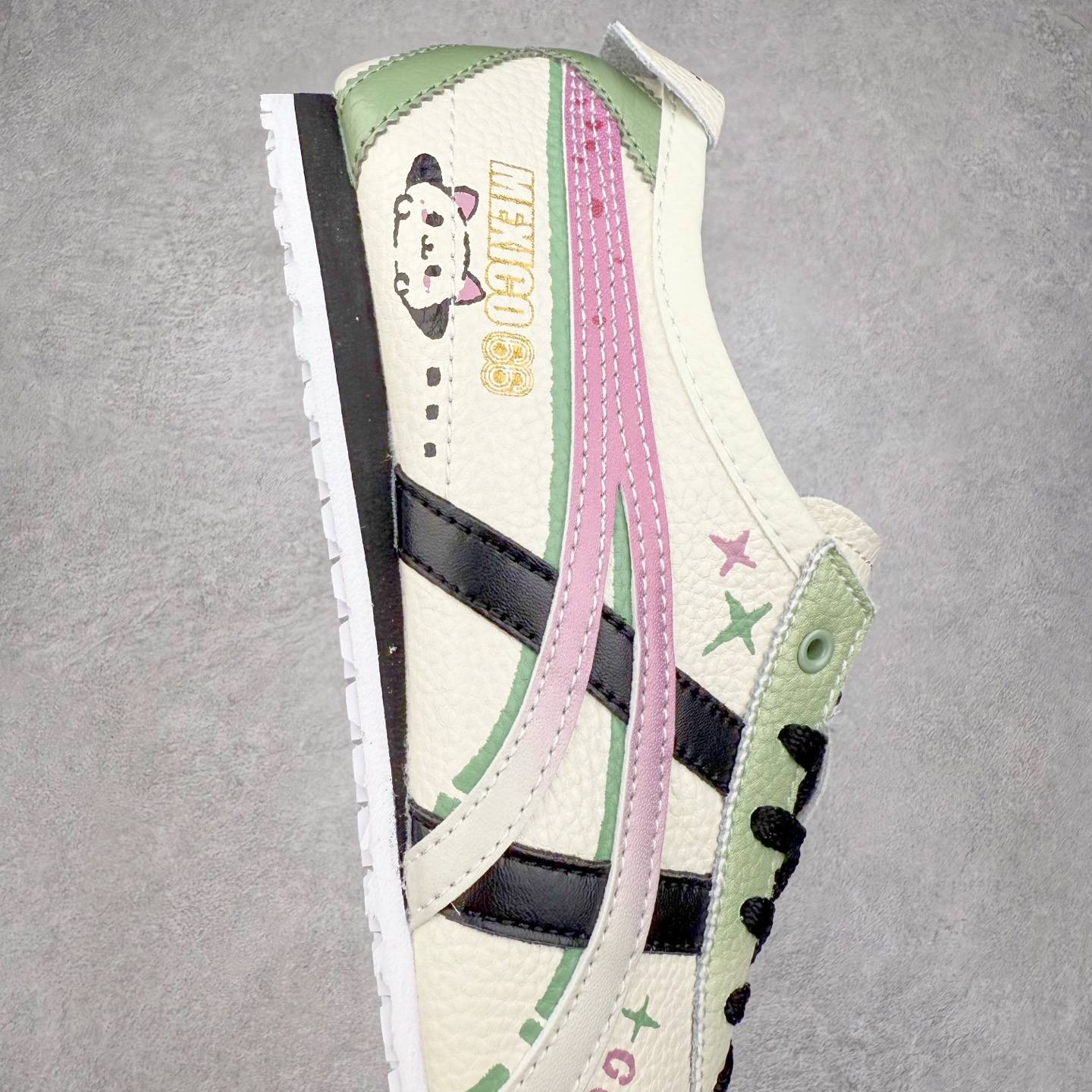 图片[6]-Asics Onitsuka Tiger MEXICO 66 亚瑟士鬼冢虎复古经典板鞋 市场王者选手 海外订单工厂出品 长期生产补货永不断码 超成熟稳定的做工品控 原装全套纸板楦头开发 原汁原味 完美呈现版型 私模正确鞋底咬花纹路 一比一鞋头弧度高度鞋身弧度 绝不口嗨 细节品控鞋型随意秒杀市面 原档咬花纹路私模大底 一个单元有六个三角形 总体形拼接呈现花瓣状 官方四联吊牌 原装Ortholite轻量化鞋垫 原盒原配 质保卡 说明书 钢印防尘纸 纸板中底带钢印 乳胶组合鞋垫 支持全方位的对比专柜 产品从款式颜色造型上体现出追求舒适和细节的完美 鞋类更是推崇手工制作的严谨与完美 融舒适性与可穿性的设计风格 注重细节的完美和别致魅力 既保持稳重 又不失轻松的时尚感 尺码：36 37 37.5 38 39 39.5 40 40.5 41.5 42 42.5 43.5 44 45-选品中心