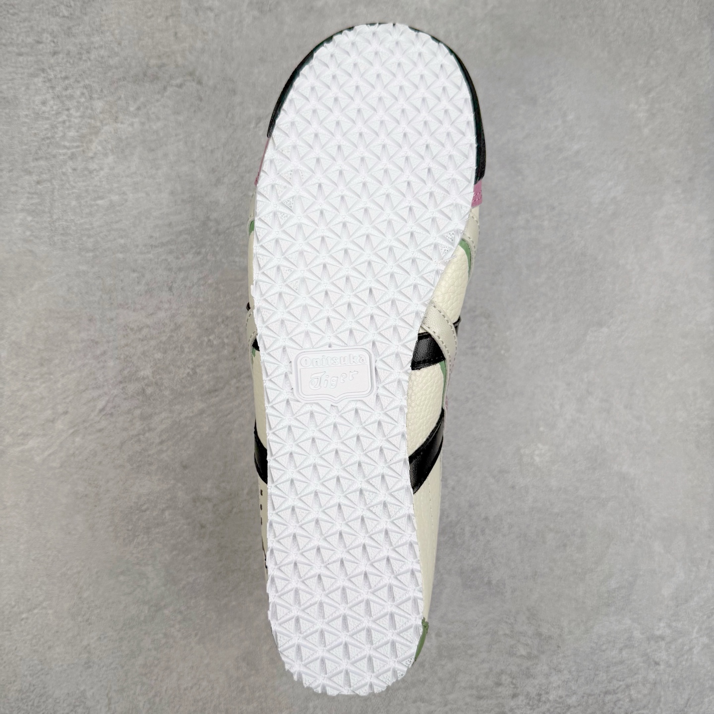 图片[9]-Asics Onitsuka Tiger MEXICO 66 亚瑟士鬼冢虎复古经典板鞋 市场王者选手 海外订单工厂出品 长期生产补货永不断码 超成熟稳定的做工品控 原装全套纸板楦头开发 原汁原味 完美呈现版型 私模正确鞋底咬花纹路 一比一鞋头弧度高度鞋身弧度 绝不口嗨 细节品控鞋型随意秒杀市面 原档咬花纹路私模大底 一个单元有六个三角形 总体形拼接呈现花瓣状 官方四联吊牌 原装Ortholite轻量化鞋垫 原盒原配 质保卡 说明书 钢印防尘纸 纸板中底带钢印 乳胶组合鞋垫 支持全方位的对比专柜 产品从款式颜色造型上体现出追求舒适和细节的完美 鞋类更是推崇手工制作的严谨与完美 融舒适性与可穿性的设计风格 注重细节的完美和别致魅力 既保持稳重 又不失轻松的时尚感 尺码：36 37 37.5 38 39 39.5 40 40.5 41.5 42 42.5 43.5 44 45-选品中心