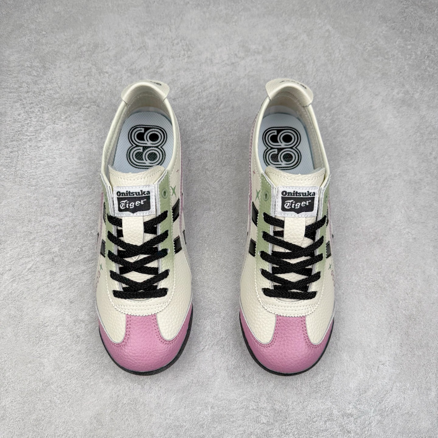 图片[2]-Asics Onitsuka Tiger MEXICO 66 亚瑟士鬼冢虎复古经典板鞋 市场王者选手 海外订单工厂出品 长期生产补货永不断码 超成熟稳定的做工品控 原装全套纸板楦头开发 原汁原味 完美呈现版型 私模正确鞋底咬花纹路 一比一鞋头弧度高度鞋身弧度 绝不口嗨 细节品控鞋型随意秒杀市面 原档咬花纹路私模大底 一个单元有六个三角形 总体形拼接呈现花瓣状 官方四联吊牌 原装Ortholite轻量化鞋垫 原盒原配 质保卡 说明书 钢印防尘纸 纸板中底带钢印 乳胶组合鞋垫 支持全方位的对比专柜 产品从款式颜色造型上体现出追求舒适和细节的完美 鞋类更是推崇手工制作的严谨与完美 融舒适性与可穿性的设计风格 注重细节的完美和别致魅力 既保持稳重 又不失轻松的时尚感 尺码：36 37 37.5 38 39 39.5 40 40.5 41.5 42 42.5 43.5 44 45-选品中心