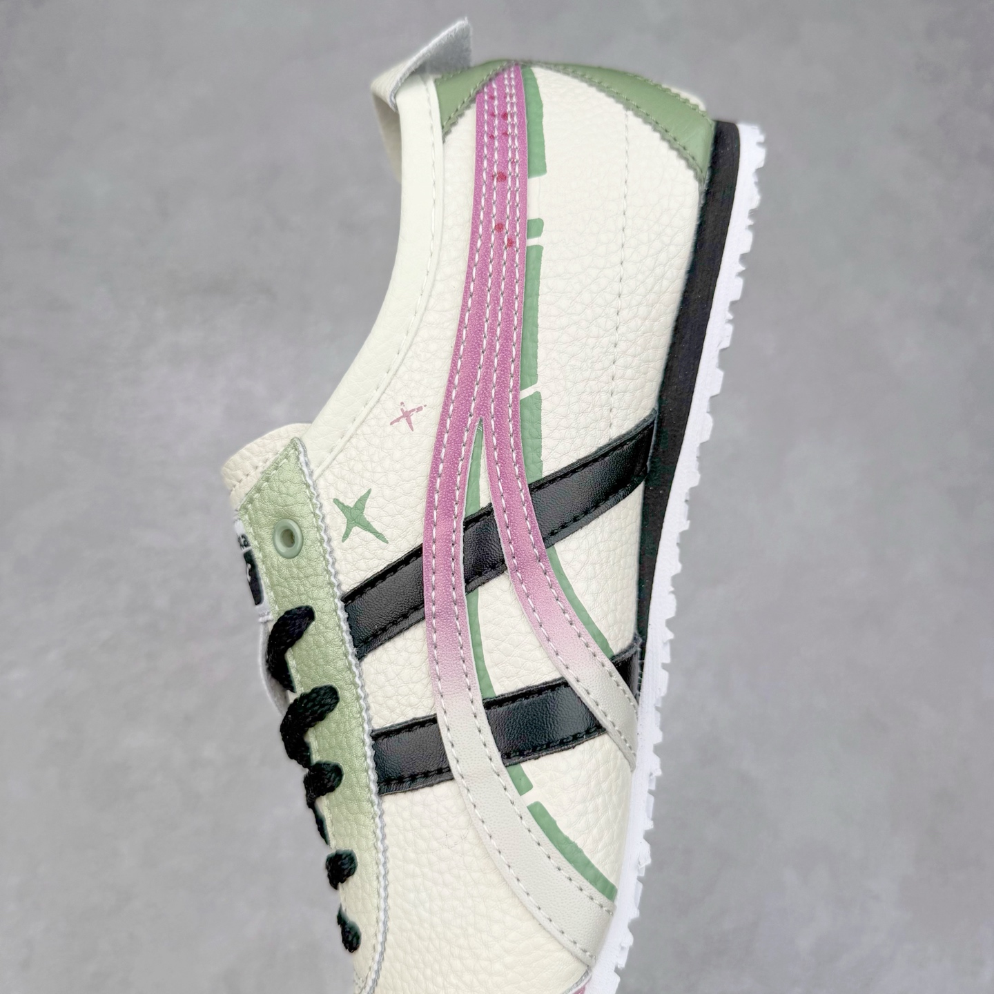 图片[7]-Asics Onitsuka Tiger MEXICO 66 亚瑟士鬼冢虎复古经典板鞋 市场王者选手 海外订单工厂出品 长期生产补货永不断码 超成熟稳定的做工品控 原装全套纸板楦头开发 原汁原味 完美呈现版型 私模正确鞋底咬花纹路 一比一鞋头弧度高度鞋身弧度 绝不口嗨 细节品控鞋型随意秒杀市面 原档咬花纹路私模大底 一个单元有六个三角形 总体形拼接呈现花瓣状 官方四联吊牌 原装Ortholite轻量化鞋垫 原盒原配 质保卡 说明书 钢印防尘纸 纸板中底带钢印 乳胶组合鞋垫 支持全方位的对比专柜 产品从款式颜色造型上体现出追求舒适和细节的完美 鞋类更是推崇手工制作的严谨与完美 融舒适性与可穿性的设计风格 注重细节的完美和别致魅力 既保持稳重 又不失轻松的时尚感 尺码：36 37 37.5 38 39 39.5 40 40.5 41.5 42 42.5 43.5 44 45-选品中心