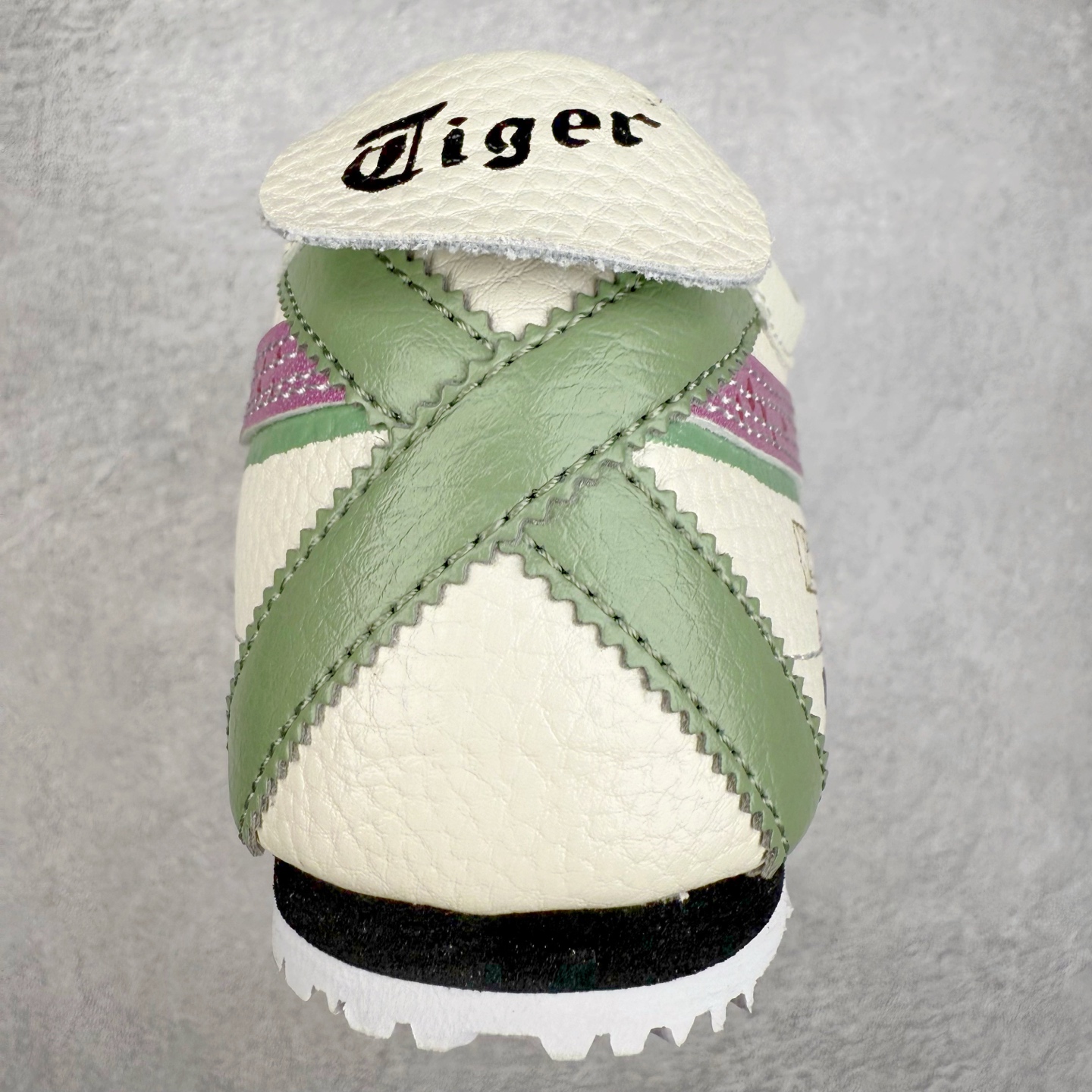 图片[8]-Asics Onitsuka Tiger MEXICO 66 亚瑟士鬼冢虎复古经典板鞋 市场王者选手 海外订单工厂出品 长期生产补货永不断码 超成熟稳定的做工品控 原装全套纸板楦头开发 原汁原味 完美呈现版型 私模正确鞋底咬花纹路 一比一鞋头弧度高度鞋身弧度 绝不口嗨 细节品控鞋型随意秒杀市面 原档咬花纹路私模大底 一个单元有六个三角形 总体形拼接呈现花瓣状 官方四联吊牌 原装Ortholite轻量化鞋垫 原盒原配 质保卡 说明书 钢印防尘纸 纸板中底带钢印 乳胶组合鞋垫 支持全方位的对比专柜 产品从款式颜色造型上体现出追求舒适和细节的完美 鞋类更是推崇手工制作的严谨与完美 融舒适性与可穿性的设计风格 注重细节的完美和别致魅力 既保持稳重 又不失轻松的时尚感 尺码：36 37 37.5 38 39 39.5 40 40.5 41.5 42 42.5 43.5 44 45-选品中心