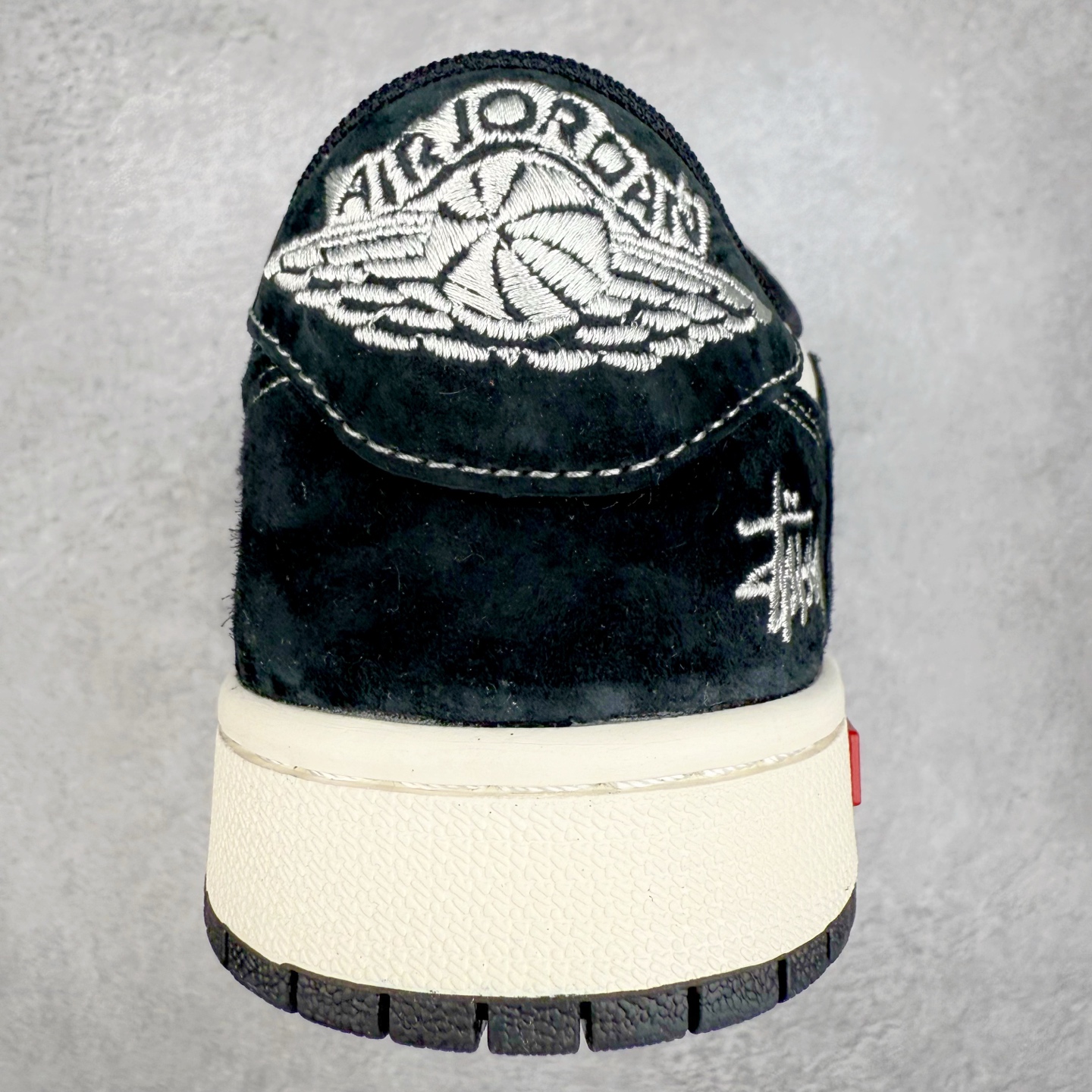 图片[8]-TS x Air Jordan AJ1 Low 倒钩低帮联名定制配色 SJ2068-124 原厂内置气垫魔块 A模大底 头层小牛皮 鞋舌AJ原厂专用牛津布+AJ专用反口珍珠布+原厂无杂质高弹内里海棉+特殊封边弹力鞋带 实拍调校N版已经零色差零失真 百分百还原实物色彩所见即所得 不存在货不对板色差等低级问题 选购参考实物拍摄 不混卖不参货 只用心做好货严格选品 承诺混一赔十 尺码：36 36.5 37.5 38 38.5 39 40 40.5 41 42 42.5 43 44 44.5 45-选品中心