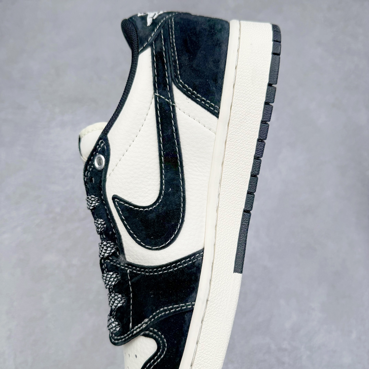 图片[7]-TS x Air Jordan AJ1 Low 倒钩低帮联名定制配色 SJ2068-124 原厂内置气垫魔块 A模大底 头层小牛皮 鞋舌AJ原厂专用牛津布+AJ专用反口珍珠布+原厂无杂质高弹内里海棉+特殊封边弹力鞋带 实拍调校N版已经零色差零失真 百分百还原实物色彩所见即所得 不存在货不对板色差等低级问题 选购参考实物拍摄 不混卖不参货 只用心做好货严格选品 承诺混一赔十 尺码：36 36.5 37.5 38 38.5 39 40 40.5 41 42 42.5 43 44 44.5 45-选品中心