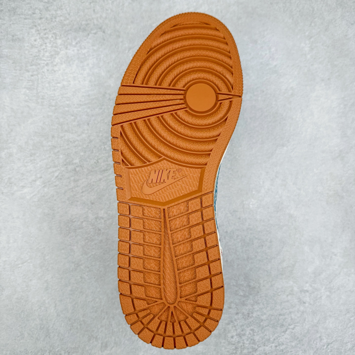 图片[9]-TS x Air Jordan AJ1 Low 倒钩低帮联名定制配色 XQ1979-001 原厂内置气垫魔块 A模大底 头层小牛皮 鞋舌AJ原厂专用牛津布+AJ专用反口珍珠布+原厂无杂质高弹内里海棉+特殊封边弹力鞋带 实拍调校N版已经零色差零失真 百分百还原实物色彩所见即所得 不存在货不对板色差等低级问题 选购参考实物拍摄 不混卖不参货 只用心做好货严格选品 承诺混一赔十 尺码：36 36.5 37.5 38 38.5 39 40 40.5 41 42 42.5 43 44 44.5 45-选品中心