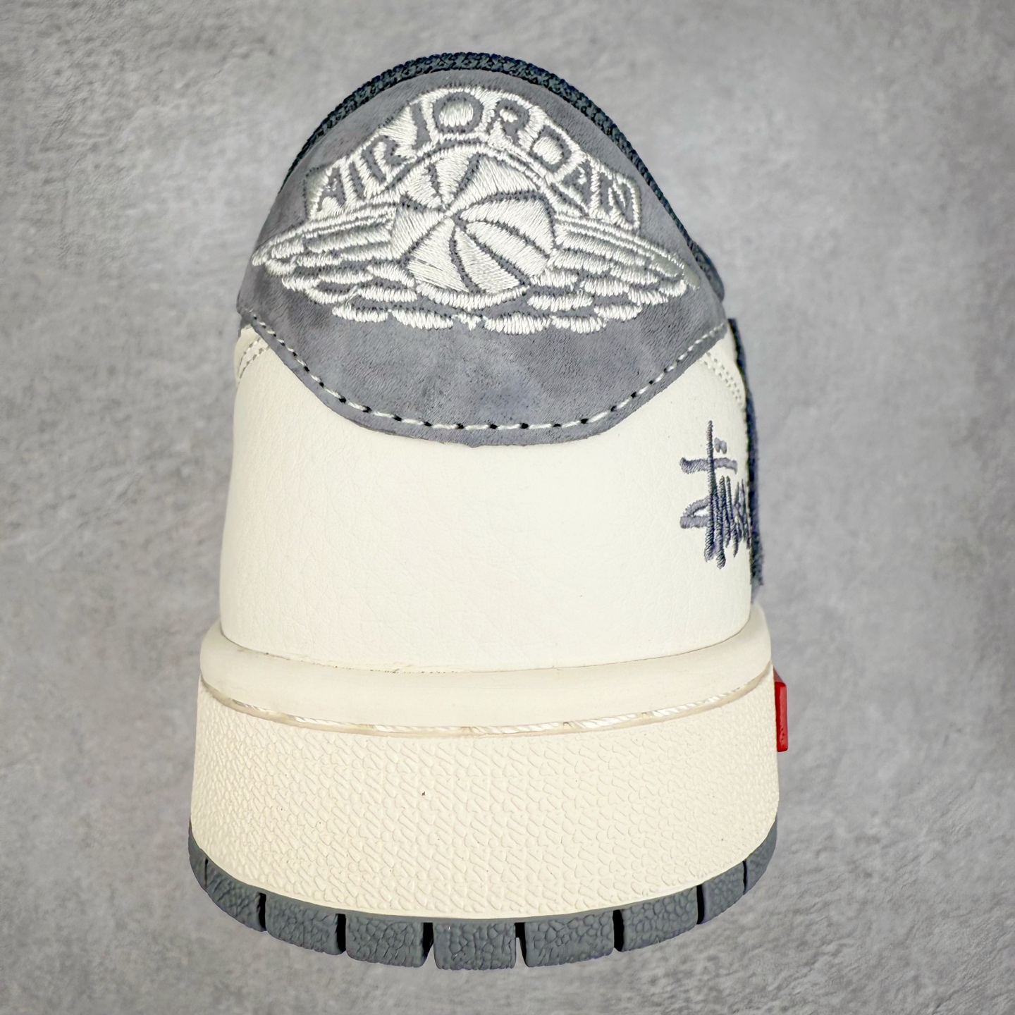 图片[8]-TS x Air Jordan AJ1 Low 倒钩低帮联名定制配色 SJ2068-125 原厂内置气垫魔块 A模大底 头层小牛皮 鞋舌AJ原厂专用牛津布+AJ专用反口珍珠布+原厂无杂质高弹内里海棉+特殊封边弹力鞋带 实拍调校N版已经零色差零失真 百分百还原实物色彩所见即所得 不存在货不对板色差等低级问题 选购参考实物拍摄 不混卖不参货 只用心做好货严格选品 承诺混一赔十 尺码：36 36.5 37.5 38 38.5 39 40 40.5 41 42 42.5 43 44 44.5 45-选品中心