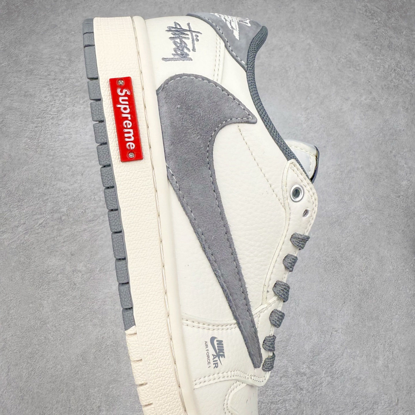 图片[6]-TS x Air Jordan AJ1 Low 倒钩低帮联名定制配色 SJ2068-125 原厂内置气垫魔块 A模大底 头层小牛皮 鞋舌AJ原厂专用牛津布+AJ专用反口珍珠布+原厂无杂质高弹内里海棉+特殊封边弹力鞋带 实拍调校N版已经零色差零失真 百分百还原实物色彩所见即所得 不存在货不对板色差等低级问题 选购参考实物拍摄 不混卖不参货 只用心做好货严格选品 承诺混一赔十 尺码：36 36.5 37.5 38 38.5 39 40 40.5 41 42 42.5 43 44 44.5 45-选品中心