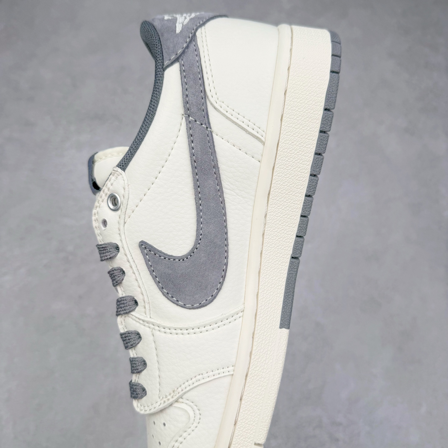 图片[7]-TS x Air Jordan AJ1 Low 倒钩低帮联名定制配色 SJ2068-125 原厂内置气垫魔块 A模大底 头层小牛皮 鞋舌AJ原厂专用牛津布+AJ专用反口珍珠布+原厂无杂质高弹内里海棉+特殊封边弹力鞋带 实拍调校N版已经零色差零失真 百分百还原实物色彩所见即所得 不存在货不对板色差等低级问题 选购参考实物拍摄 不混卖不参货 只用心做好货严格选品 承诺混一赔十 尺码：36 36.5 37.5 38 38.5 39 40 40.5 41 42 42.5 43 44 44.5 45-选品中心