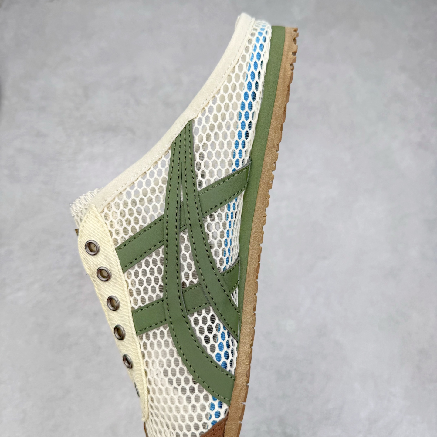 图片[7]-Onitsuka Tiger MEXICO 66 MEXICO 66 Sabot 鬼冢虎经典舒适透气低帮生活休闲鞋 男女同款 产品从款式颜色造型上体现出追求舒适和细节的完美 鞋类更是推崇手工制作的严谨与完美 融舒适性与可穿性的设计风格 注重细节的完美和别致魅力 既保持稳重 又不失轻松的时尚感 尺码：36 37 37.5 38 39 39.5 40 40.5 41.5 42 42.5 43.5 44 45-选品中心