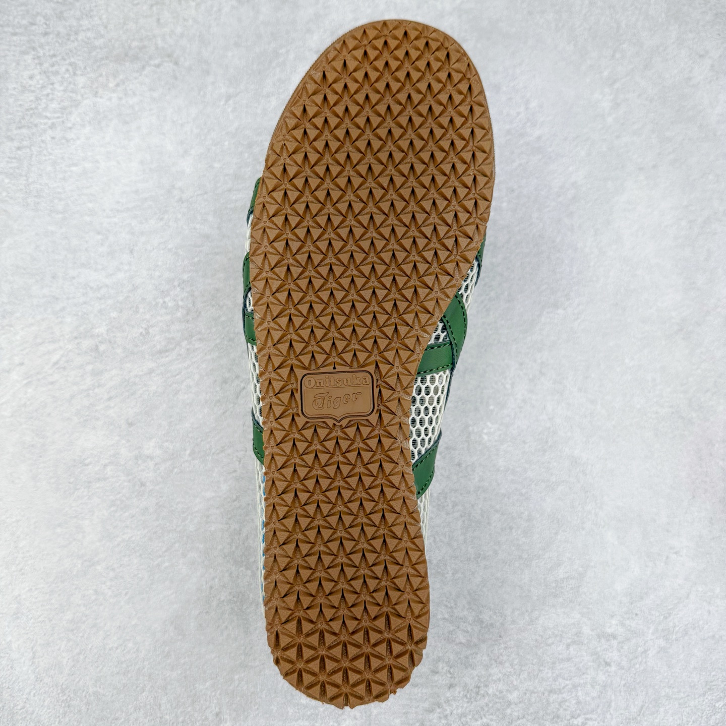 图片[9]-Onitsuka Tiger MEXICO 66 MEXICO 66 Sabot 鬼冢虎经典舒适透气低帮生活休闲鞋 男女同款 产品从款式颜色造型上体现出追求舒适和细节的完美 鞋类更是推崇手工制作的严谨与完美 融舒适性与可穿性的设计风格 注重细节的完美和别致魅力 既保持稳重 又不失轻松的时尚感 尺码：36 37 37.5 38 39 39.5 40 40.5 41.5 42 42.5 43.5 44 45-选品中心