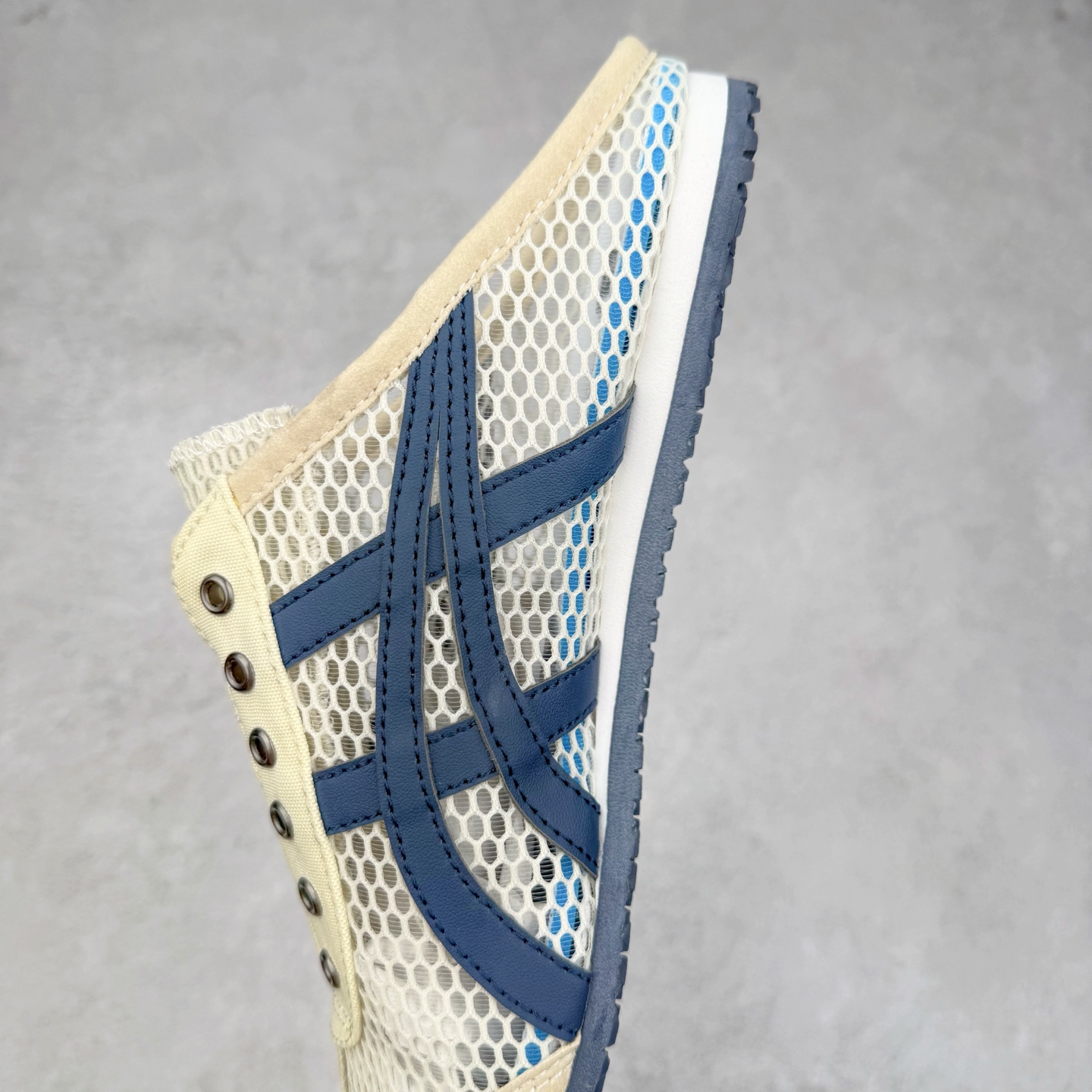 图片[7]-Onitsuka Tiger MEXICO 66 MEXICO 66 Sabot 鬼冢虎经典舒适透气低帮生活休闲鞋 男女同款 产品从款式颜色造型上体现出追求舒适和细节的完美 鞋类更是推崇手工制作的严谨与完美 融舒适性与可穿性的设计风格 注重细节的完美和别致魅力 既保持稳重 又不失轻松的时尚感 尺码：36 37 37.5 38 39 39.5 40 40.5 41.5 42 42.5 43.5 44 45-选品中心