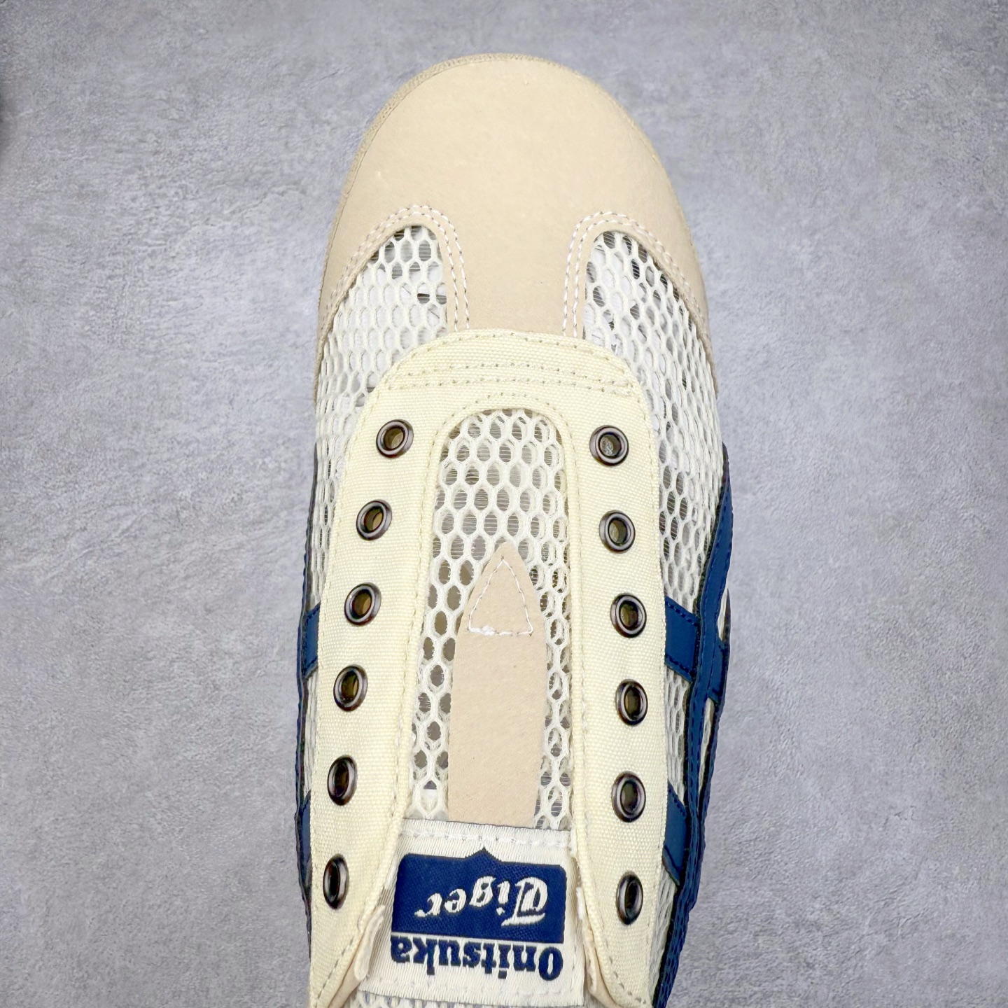 图片[4]-Onitsuka Tiger MEXICO 66 MEXICO 66 Sabot 鬼冢虎经典舒适透气低帮生活休闲鞋 男女同款 产品从款式颜色造型上体现出追求舒适和细节的完美 鞋类更是推崇手工制作的严谨与完美 融舒适性与可穿性的设计风格 注重细节的完美和别致魅力 既保持稳重 又不失轻松的时尚感 尺码：36 37 37.5 38 39 39.5 40 40.5 41.5 42 42.5 43.5 44 45-选品中心