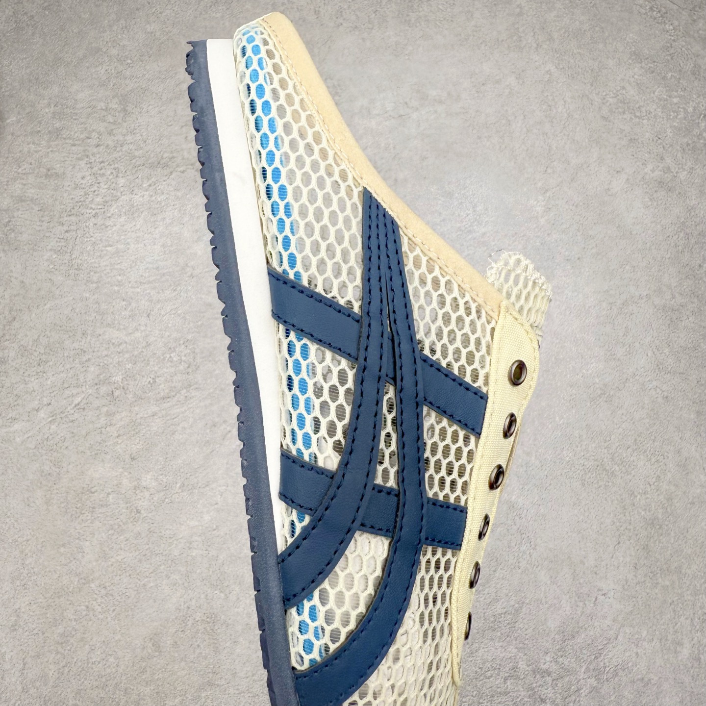 图片[6]-Onitsuka Tiger MEXICO 66 MEXICO 66 Sabot 鬼冢虎经典舒适透气低帮生活休闲鞋 男女同款 产品从款式颜色造型上体现出追求舒适和细节的完美 鞋类更是推崇手工制作的严谨与完美 融舒适性与可穿性的设计风格 注重细节的完美和别致魅力 既保持稳重 又不失轻松的时尚感 尺码：36 37 37.5 38 39 39.5 40 40.5 41.5 42 42.5 43.5 44 45-选品中心